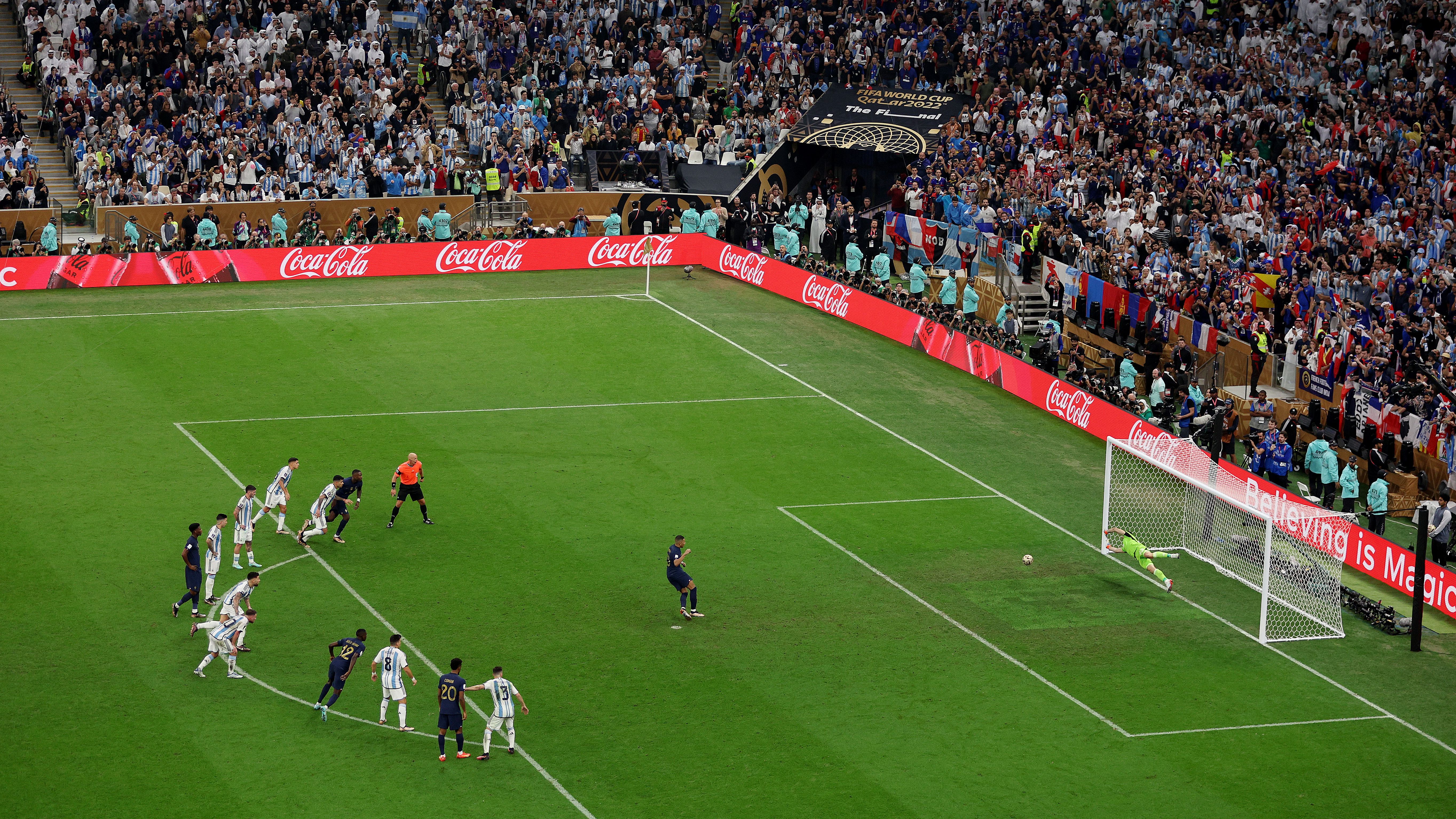 Mbappé marca de pênalti contra a Argentina