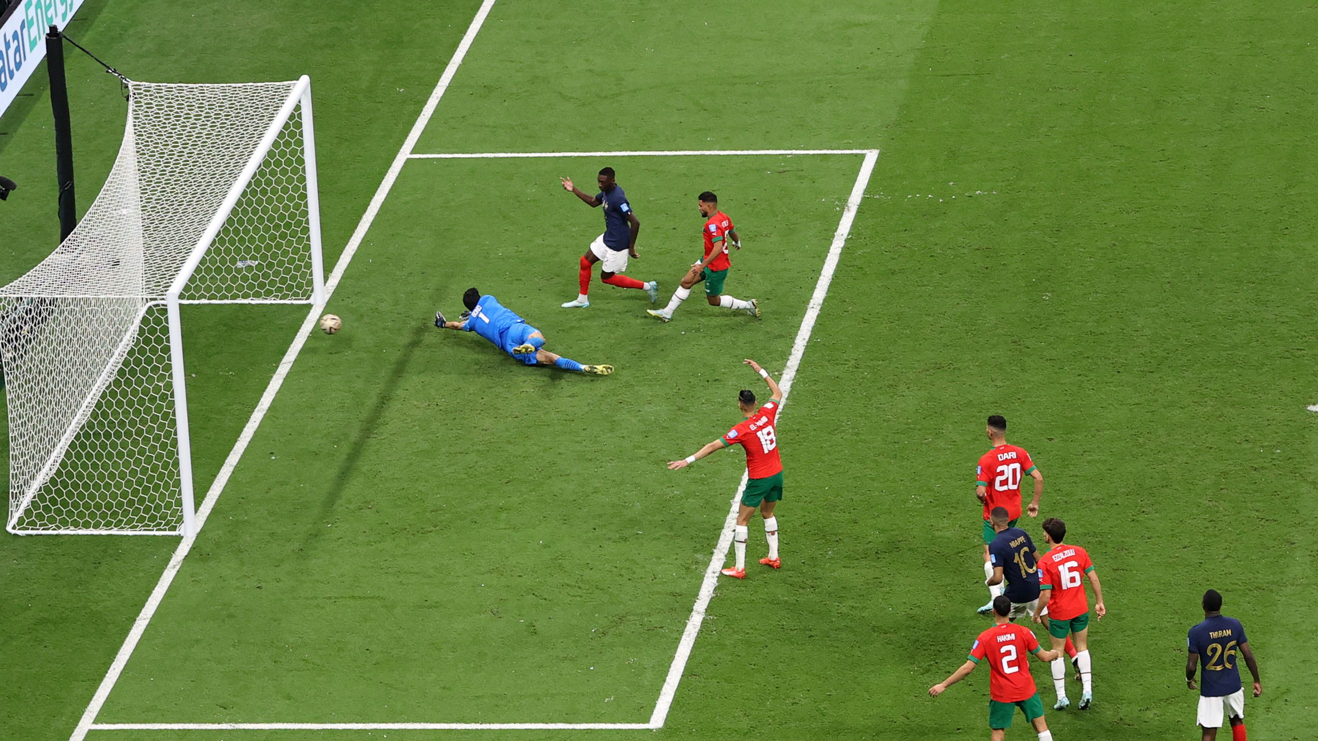 Momento exato do gol de Kolo Muani (Crédito: Getty Images)
