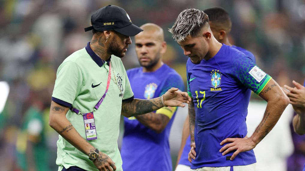 Neymar e Bruno Guimarães após o apito final da partida (Crédito: Getty Images)