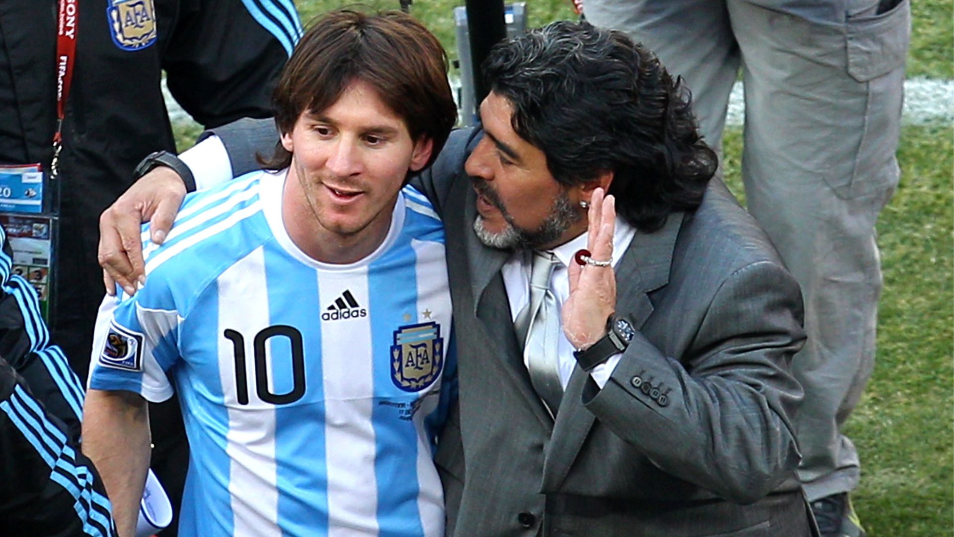 Messi abraçado com Maradona