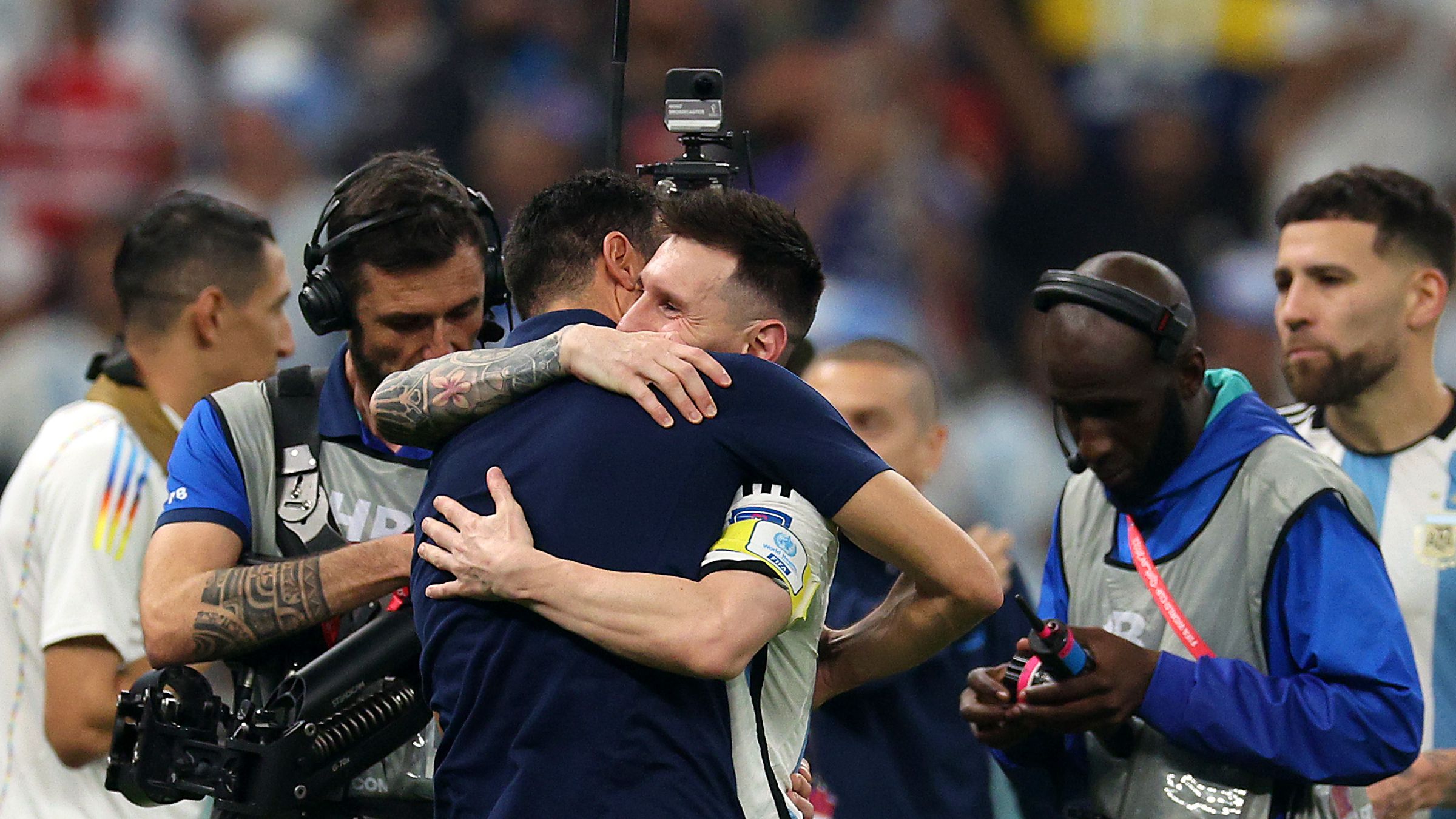 Scaloni chorando e abraçado com Lionel Messi (Crédito: Getty Images)