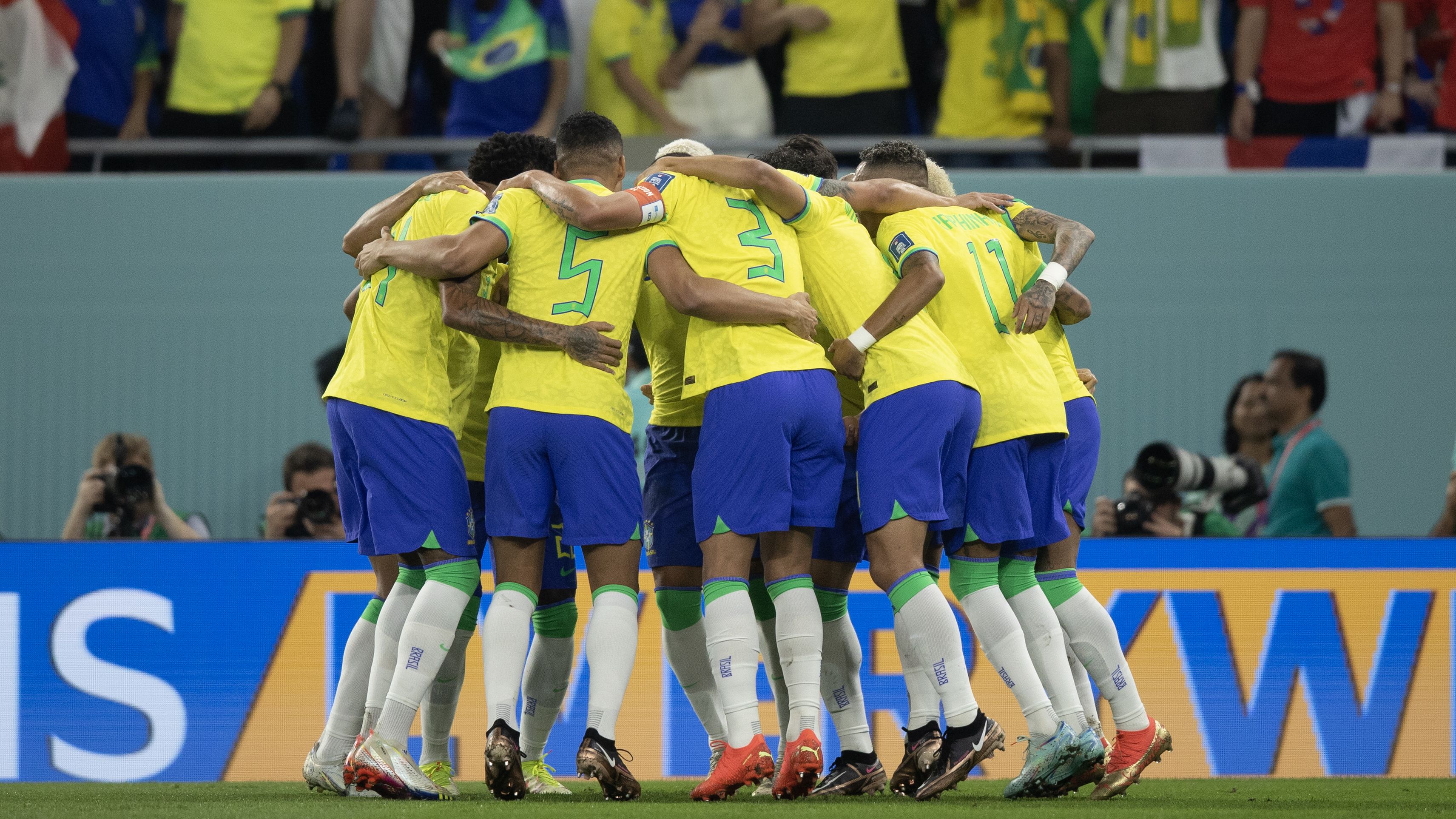 Seleção Brasileira comemorando um dos gols da grande vitória (Crédito: Lucas Figueiredo / CBF)