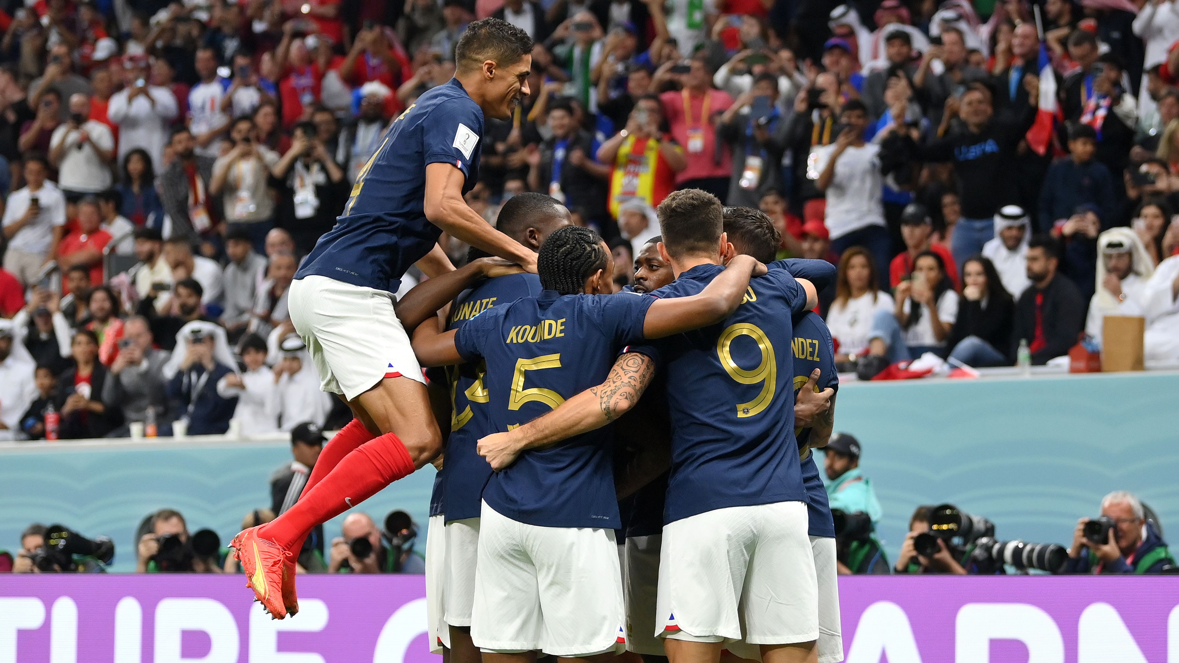 Momento da comemoração do gol marcado por Theo Hernández contra o Marrocos (Crédito: Getty Images)