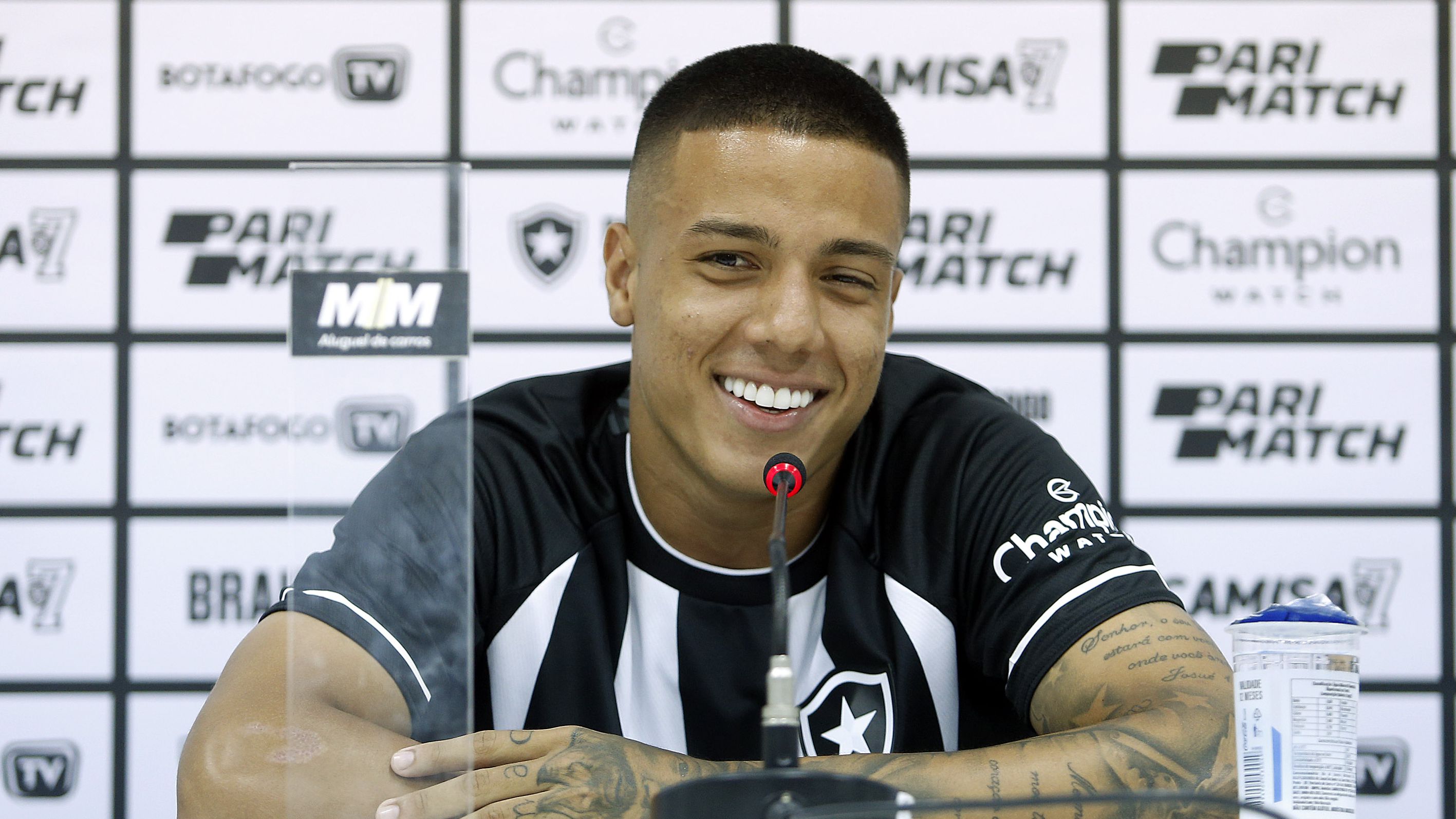 Carlos Alberto em sua apresentação oficial no Botafogo (Crédito: Vitor Silva / Botafogo)