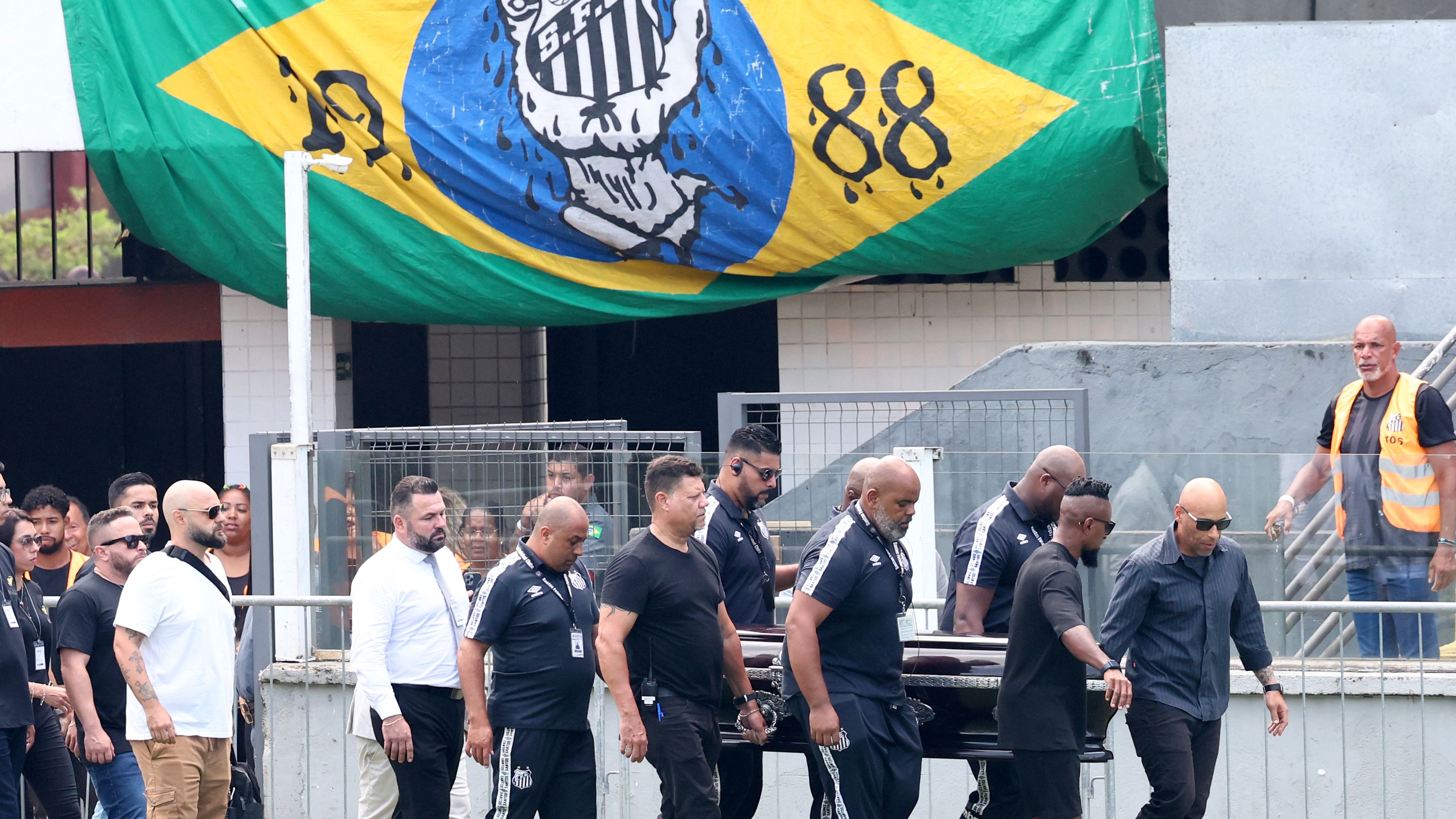 Zé Roberto carregando uma das alças do caixão de Pelé (Crédito: Getty Images)