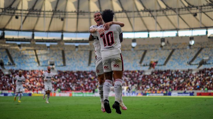 Filipe Luís comemorando gol com Gabigol (Crédito: Marcelo Cortes / Flamengo)