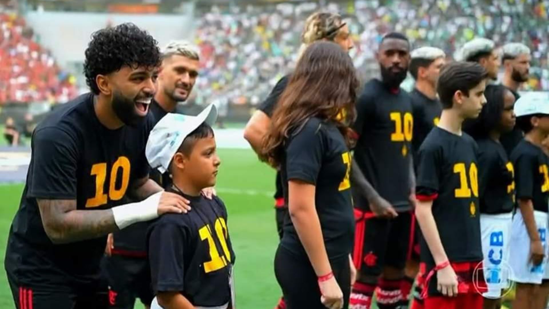 Jogadores do Flamengo entram em campo com a camisa 10
