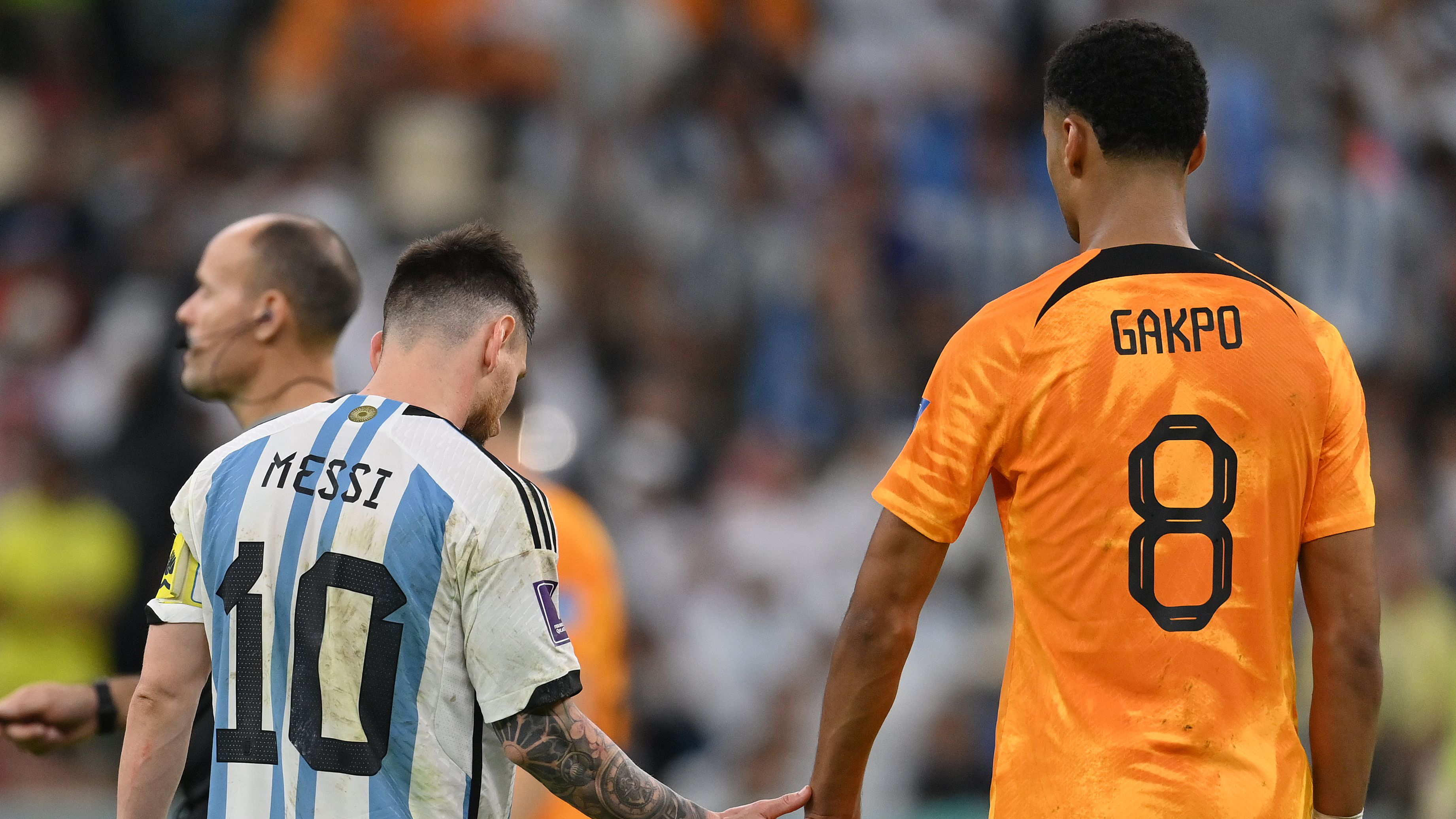 Gakpo ao lado de Messi, na Copa do Mundo 2022 (Crédito: Getty Images)