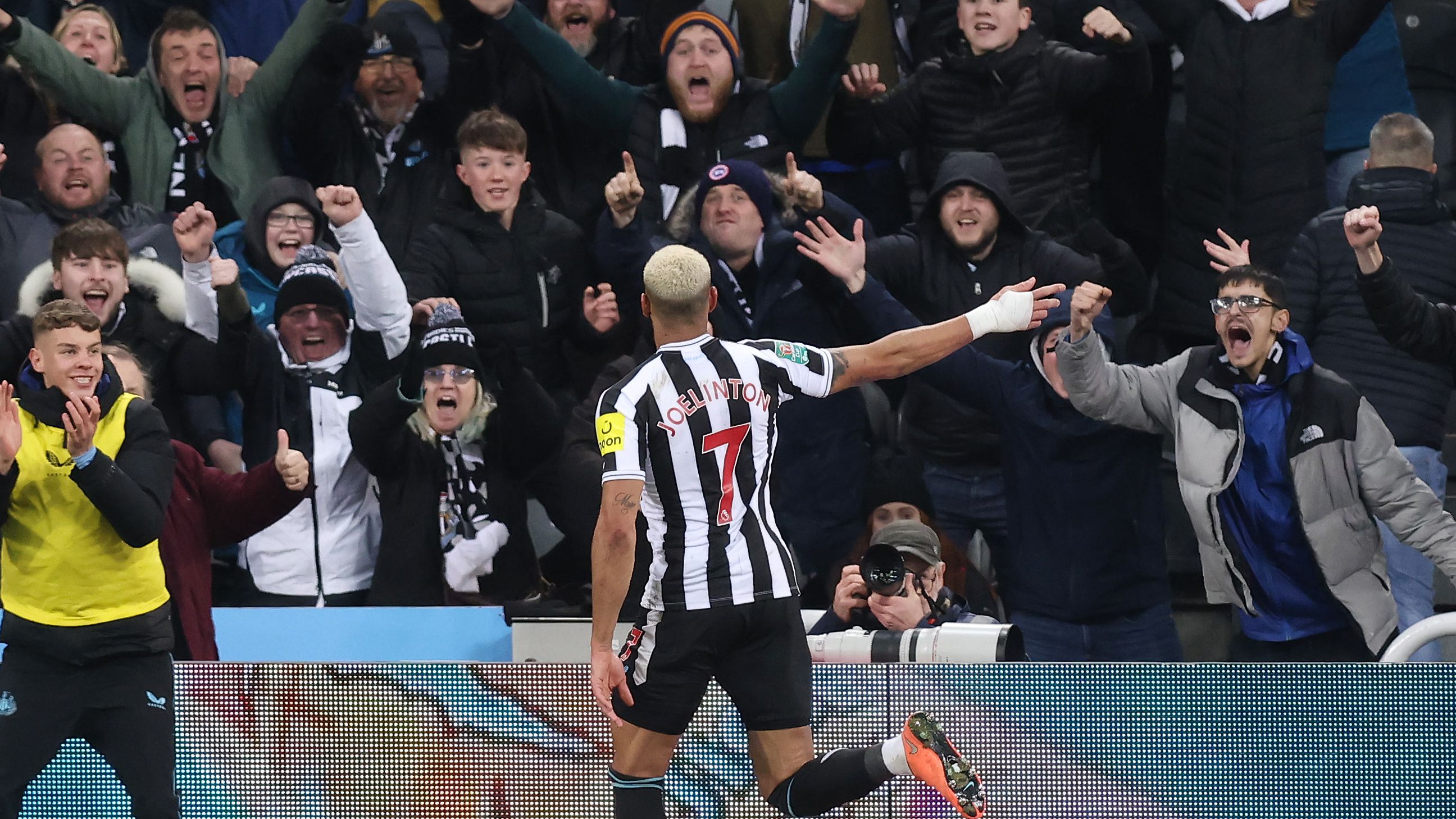 Joelinton foi destaque da última partida do Newcastle, contra o Leicester (Crédito: Getty Images)