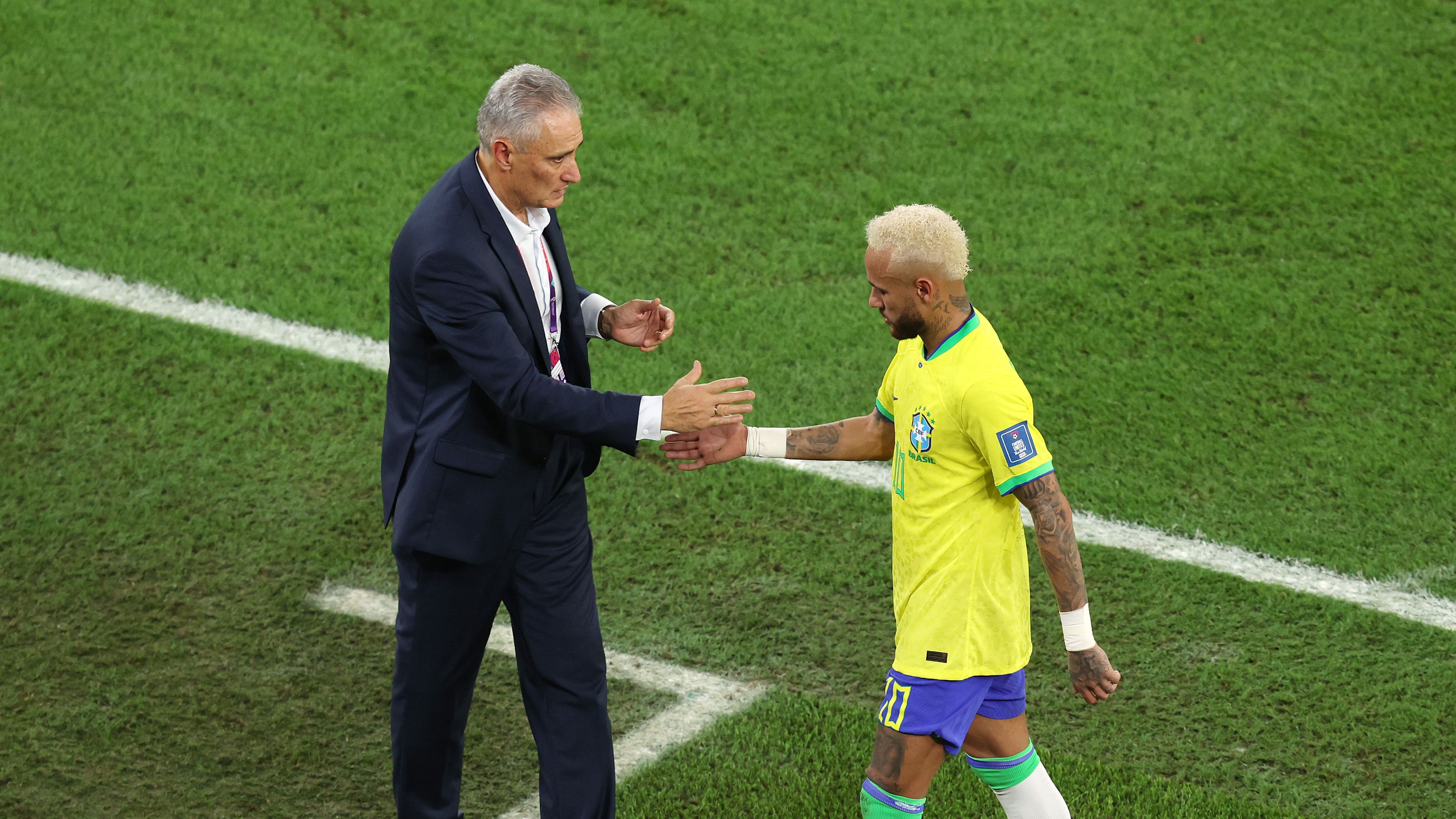 Tite junto com Neymar durante a Copa do Mundo 2022 (Crédito: Getty Images)