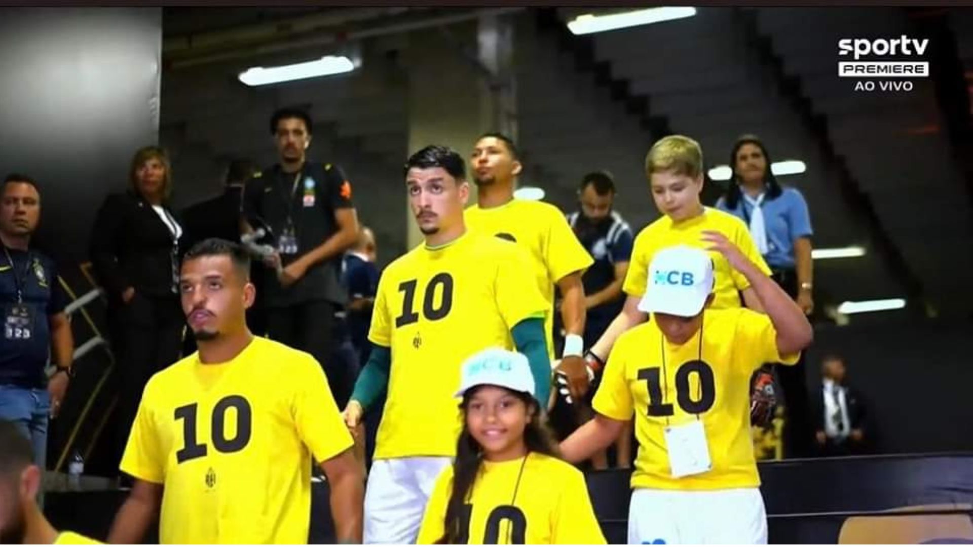 Jogadores do Palmeiras entram em campo com a camisa 10