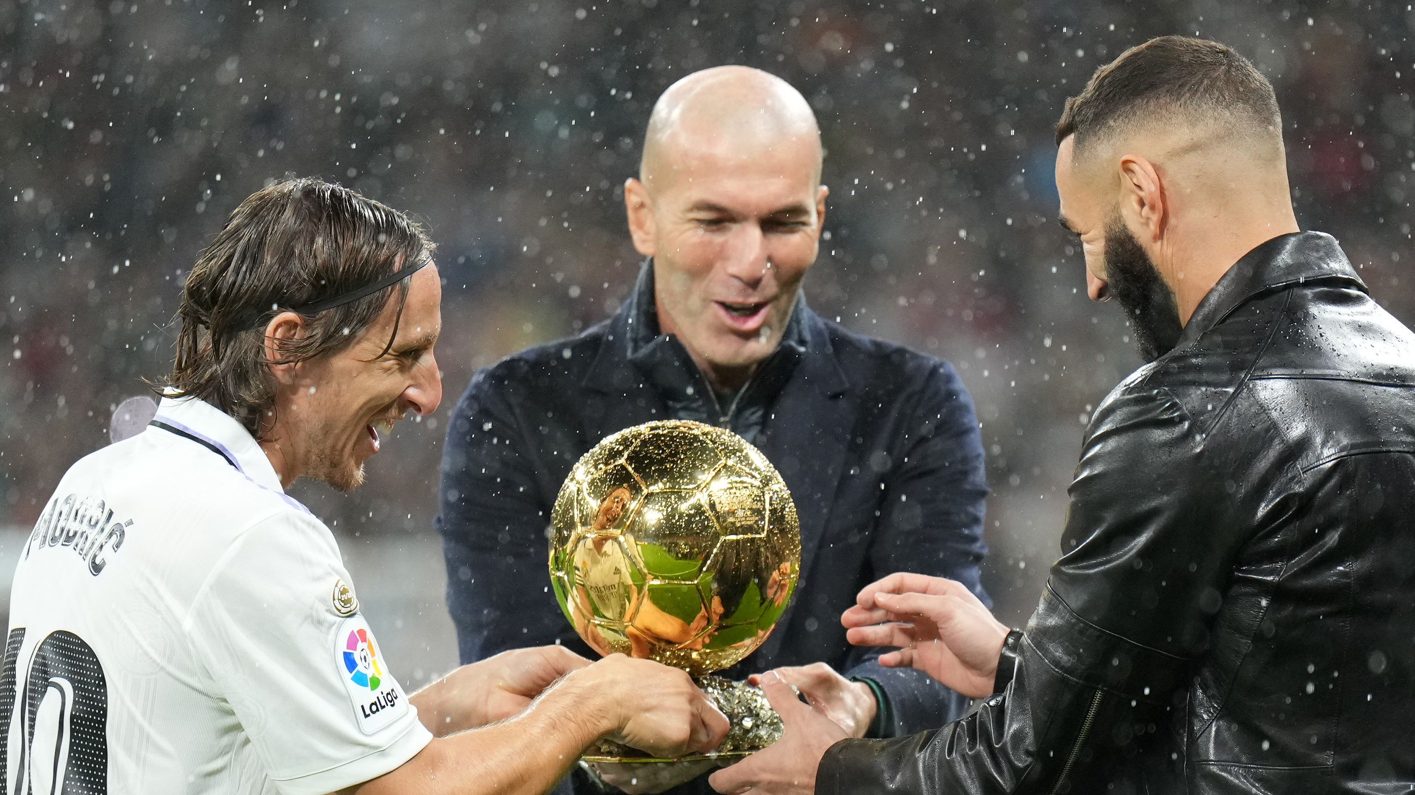 Benzema e Modric venceram a Bola de Ouro atuando pelo Real Madrid, os únicos após Cristiano Ronaldo (Crédito: Getty Images)