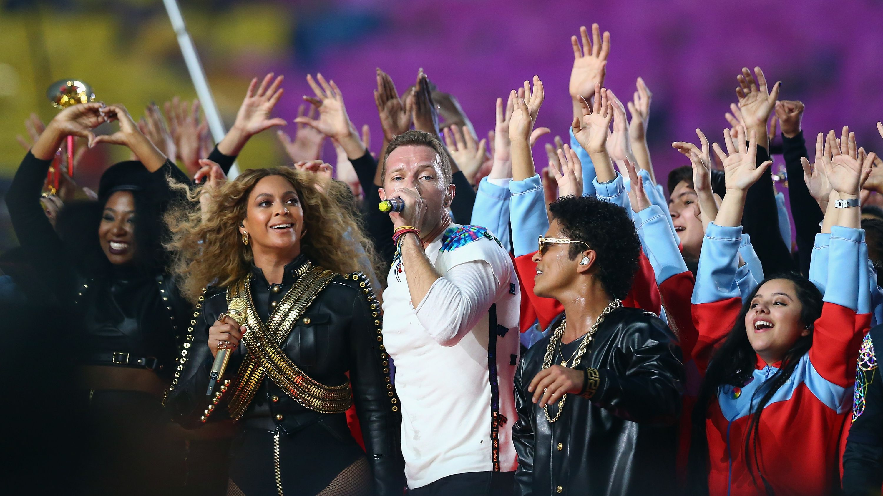 Beyoncé, Bruno Mars e Coldplay comandaram o show no Super Bowl 50