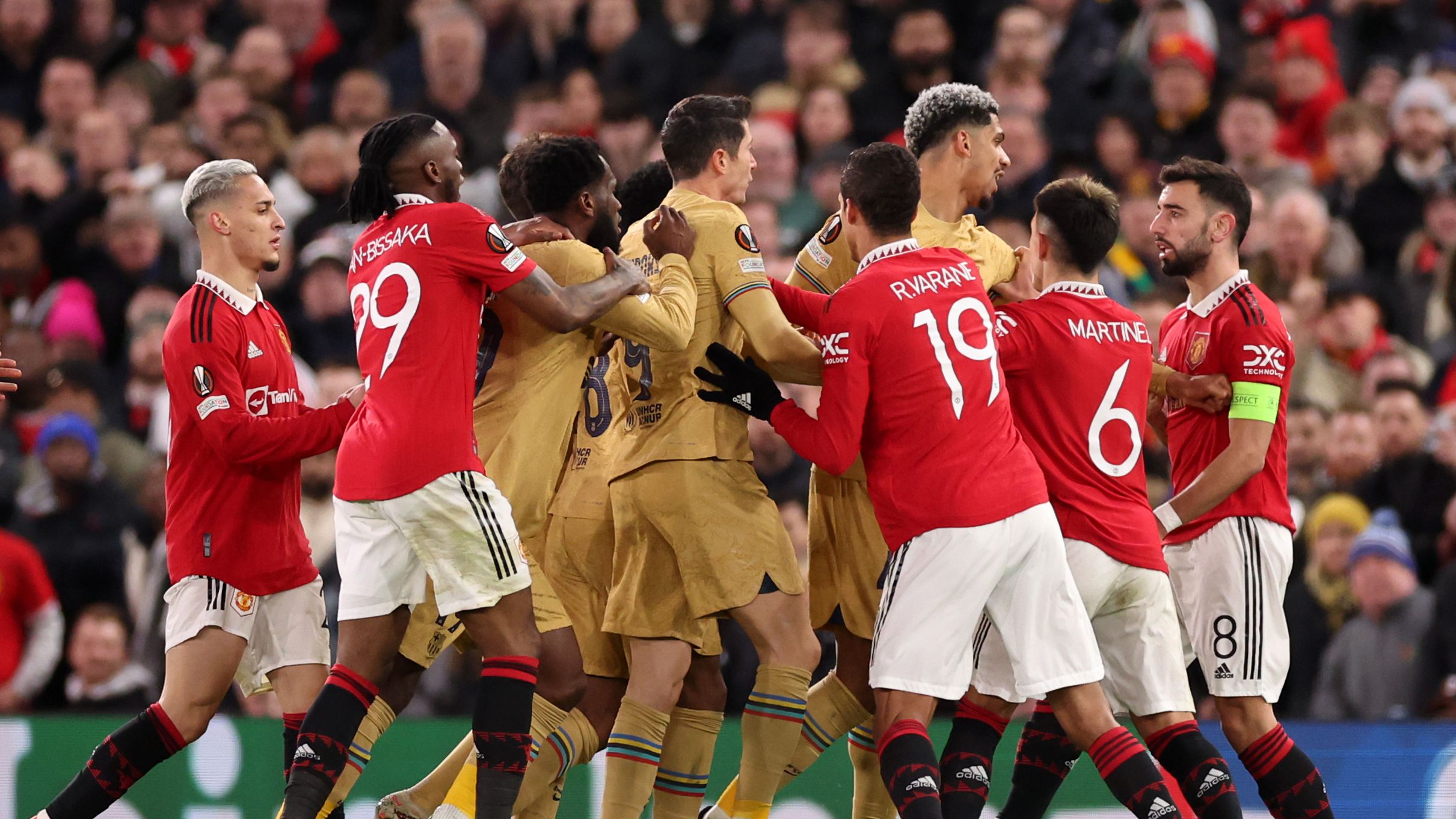 Confusão durante a partida entre Manchester United e Barcelona (Crédito: Getty Images)