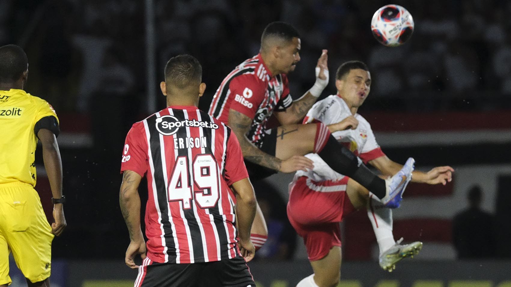 Erison durante a partida contra o Bragantino (Crédito: Rubens Chiri / São Paulo)