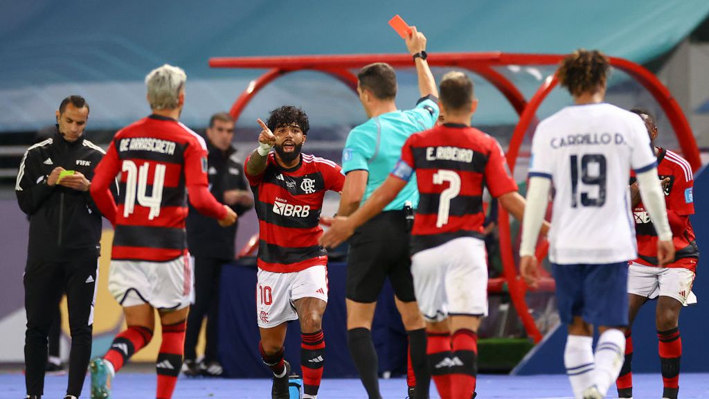 Momento da expulsão de Gerson, volante do Flamengo (Crédito: Getty Images)