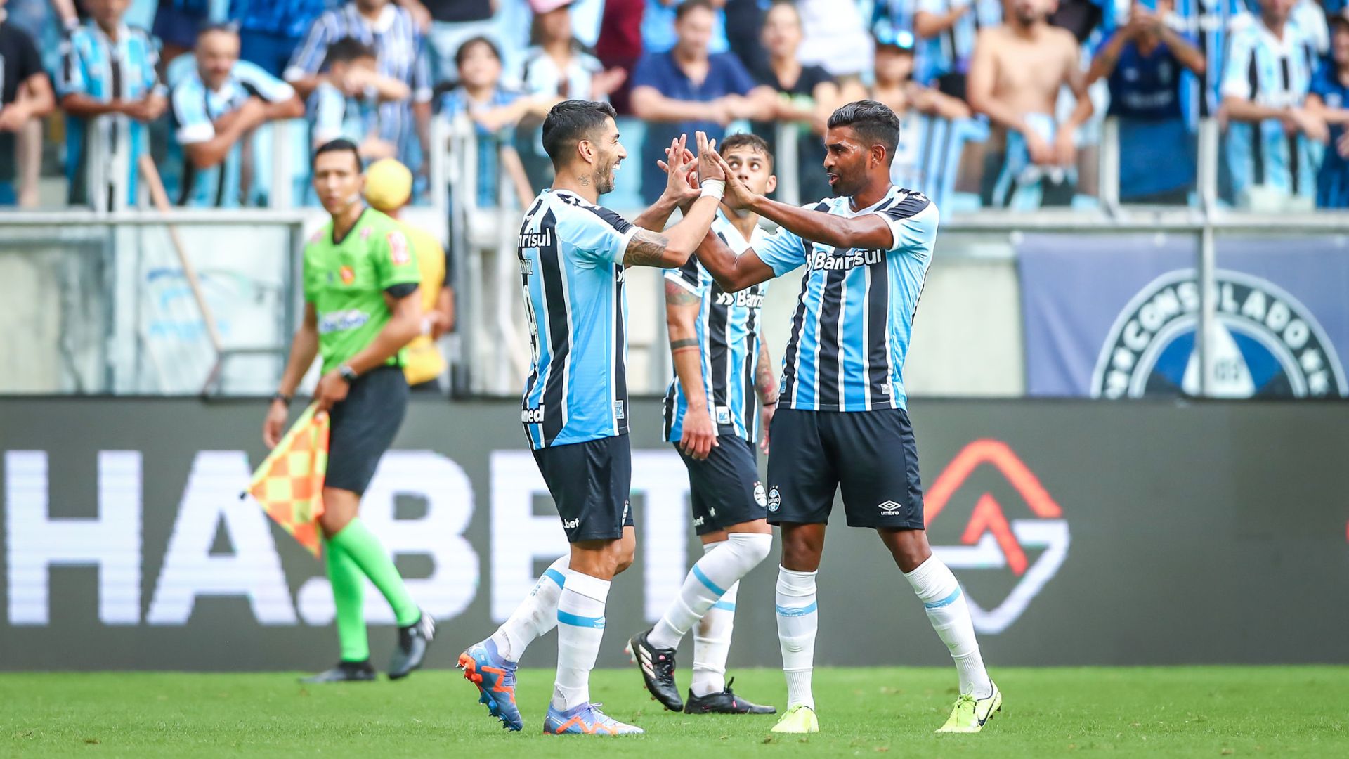 Grêmio comemorando com Suárez