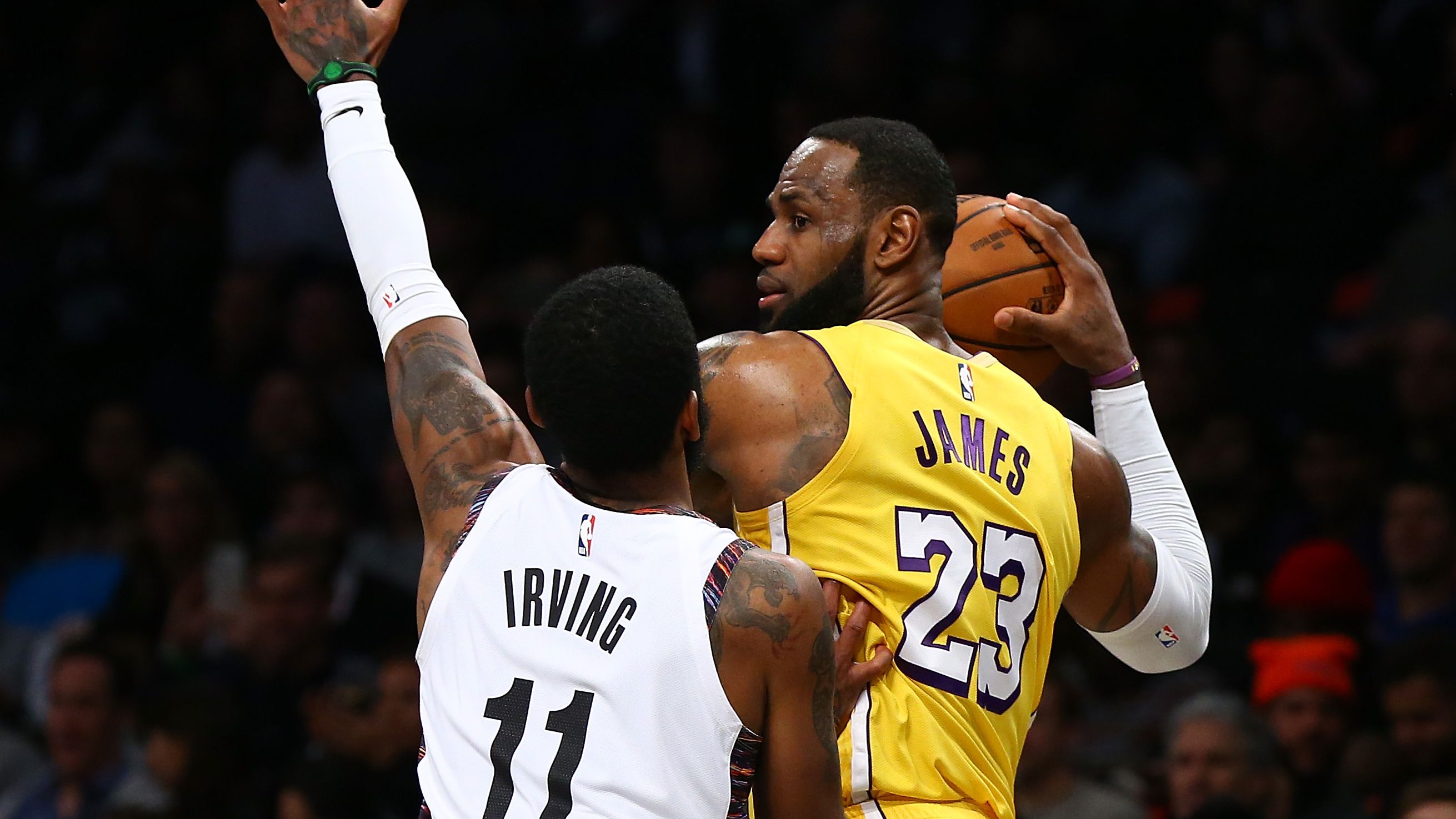Lebron James e Kyrie Irving se enfrentando pela NBA (Crédito: Getty Images)