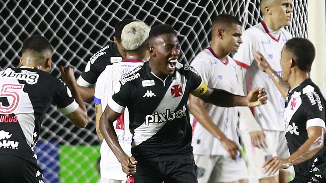 Léo comemorando gol pelo Vasco (Crédito: Daniel Ramalho / Vasco)