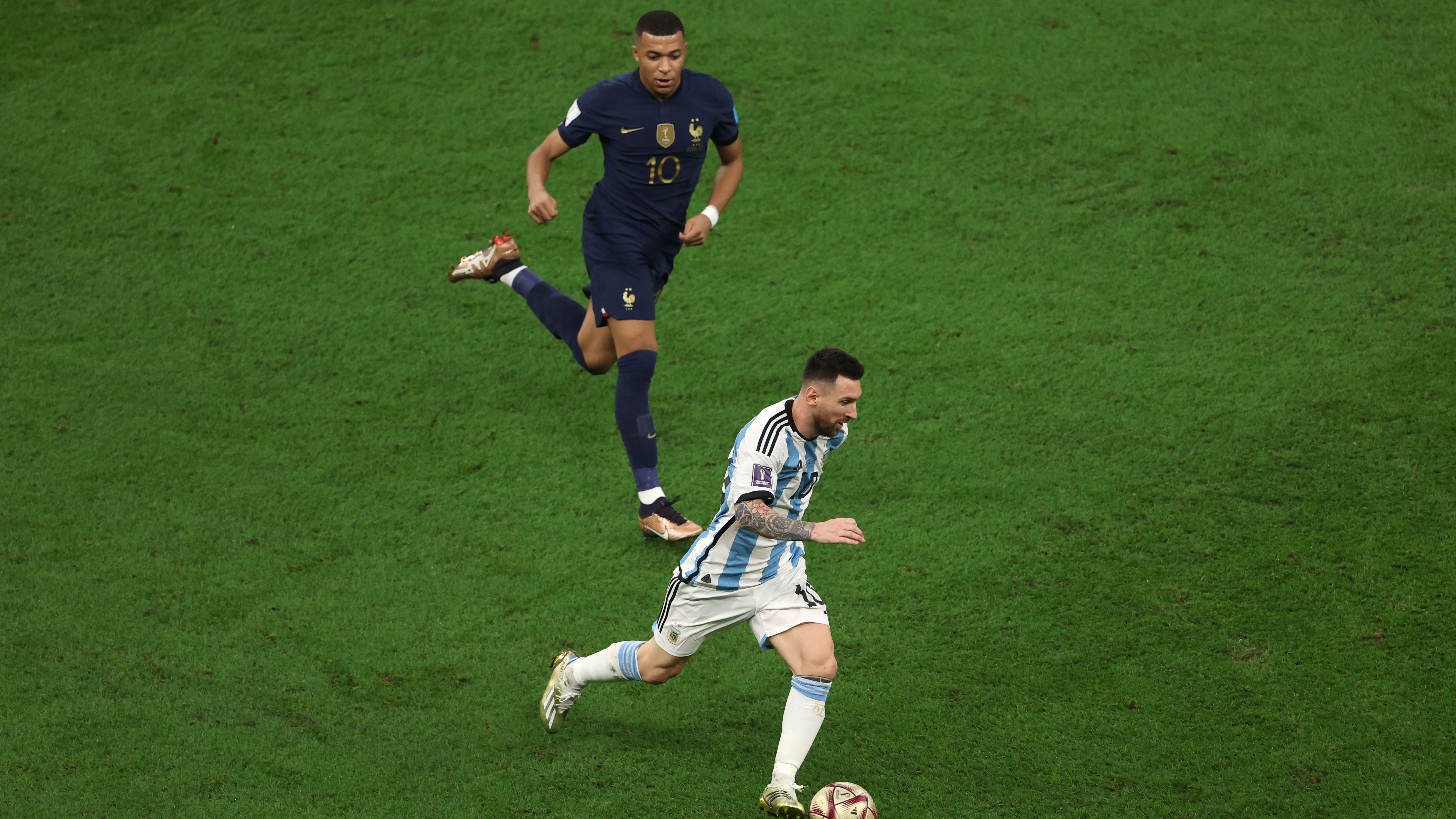 Messi e Mbappe em ação na final da Copa do Mundo