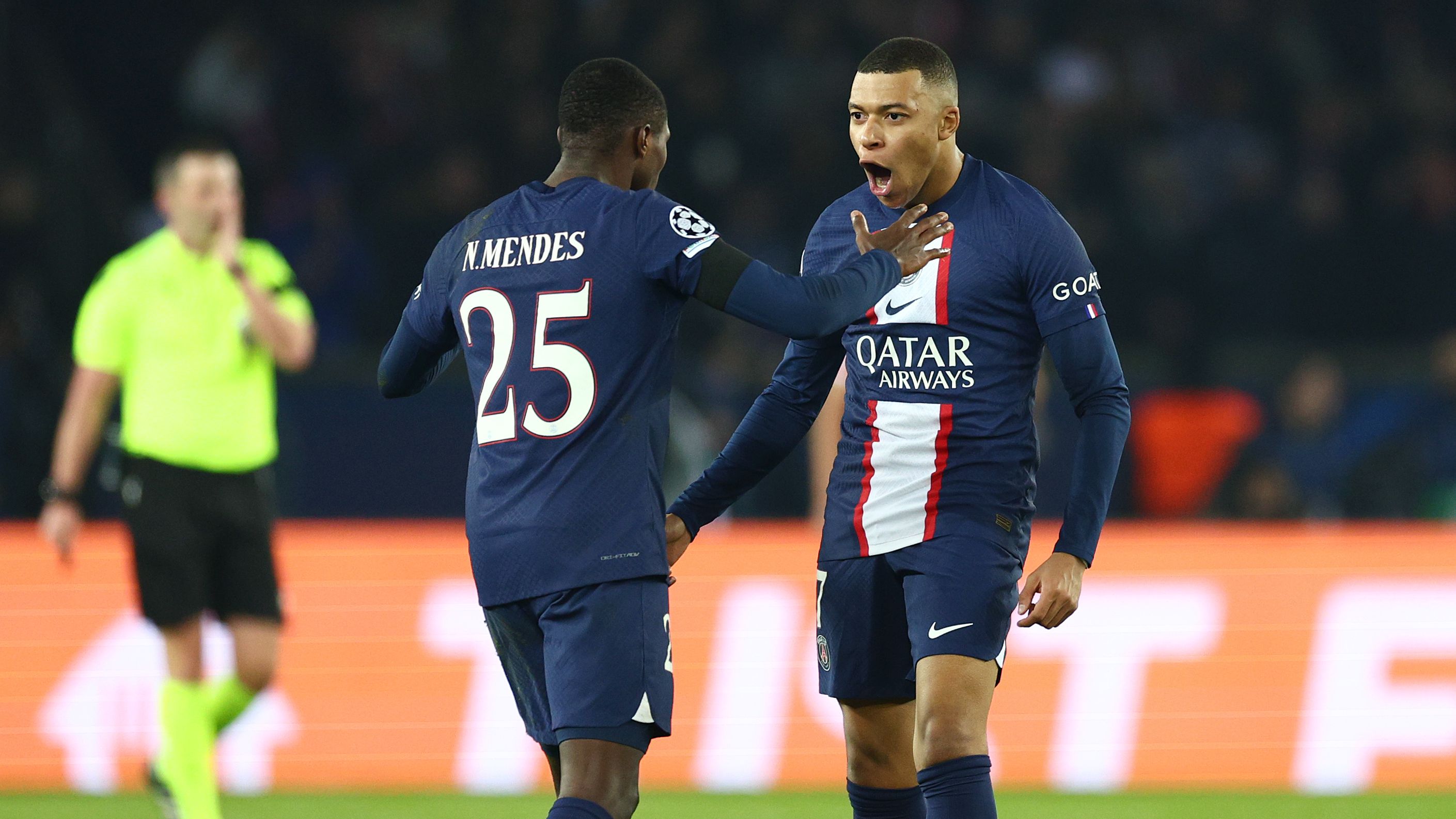 Nuno Mendes e Mbappé comemorando gol que foi anulado (Crédito: Getty Images)