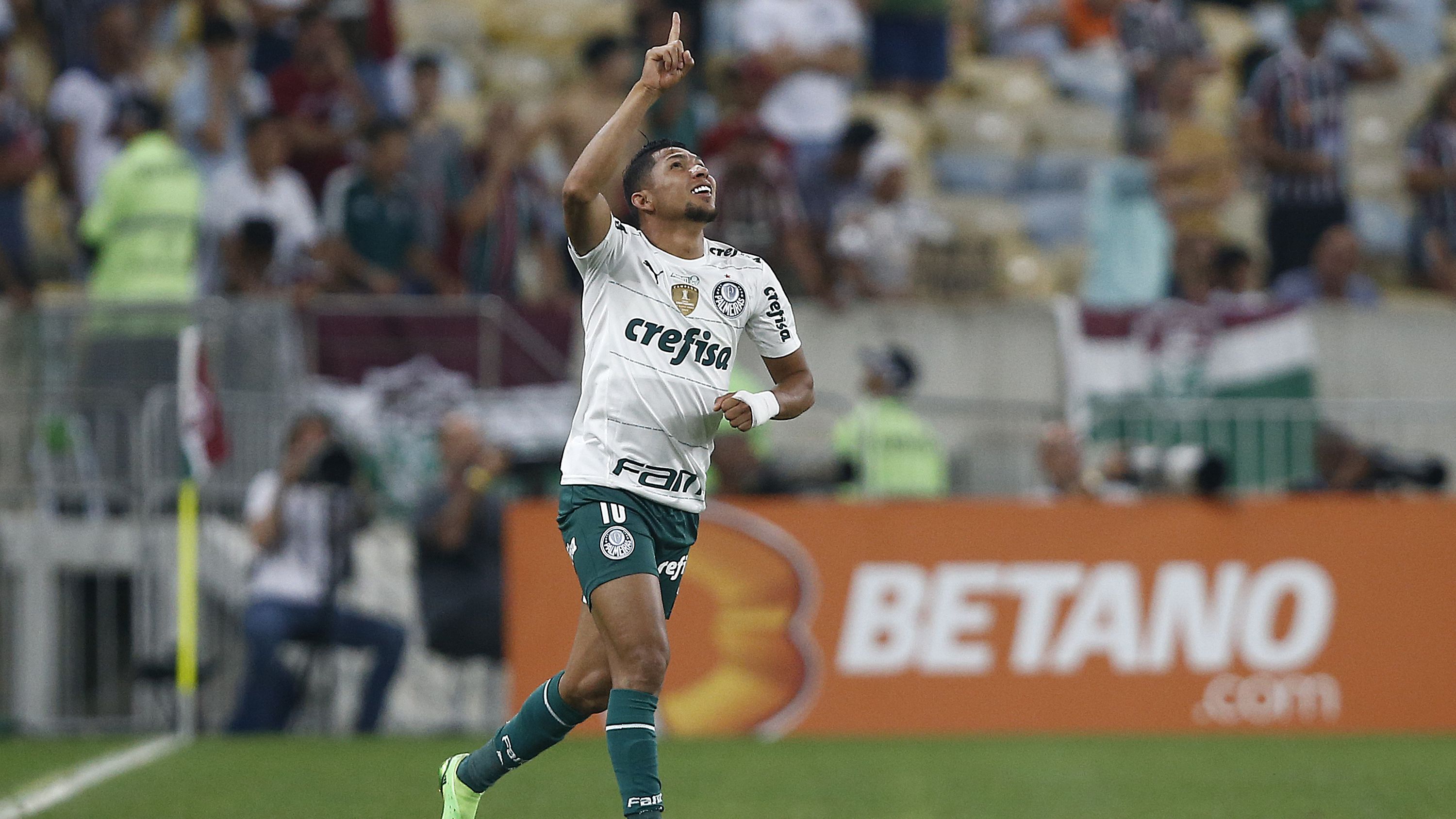 Rony comemorando gol de bicicleta pelo Palmeiras