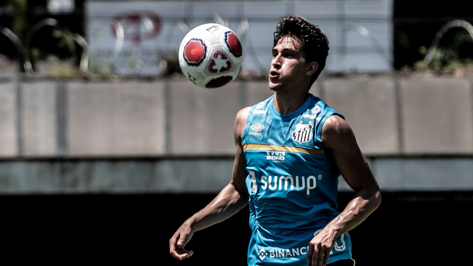 Gabriel Pirani treinando no Santos