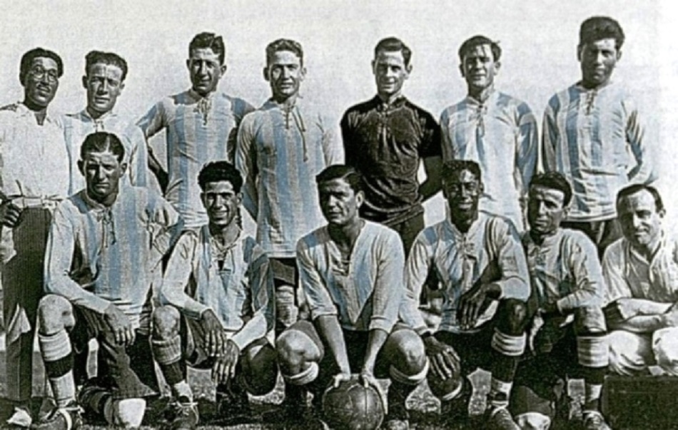 Alejandro Nicolás de los Santos com a Seleção Argentina em 1925 (Crédito: Domínio Público) 