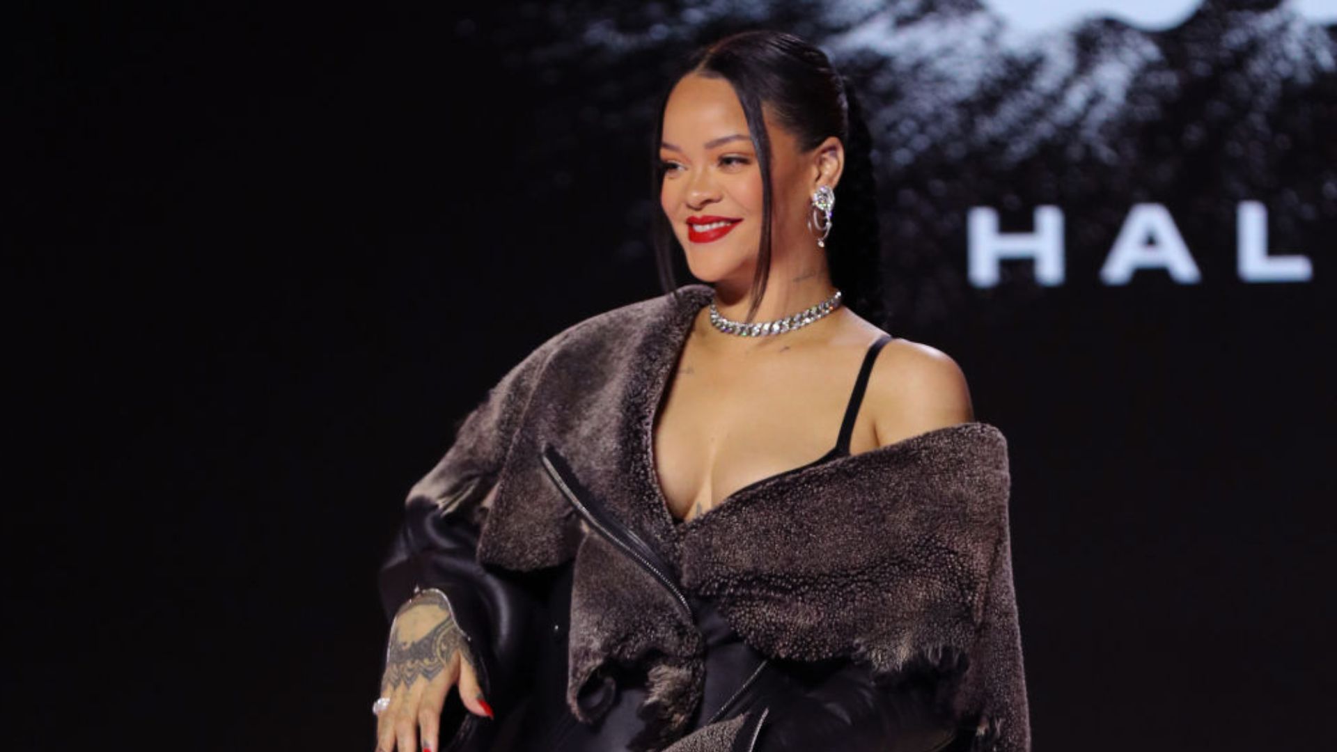 Rihanna posando para foto em evento do Super Bowl