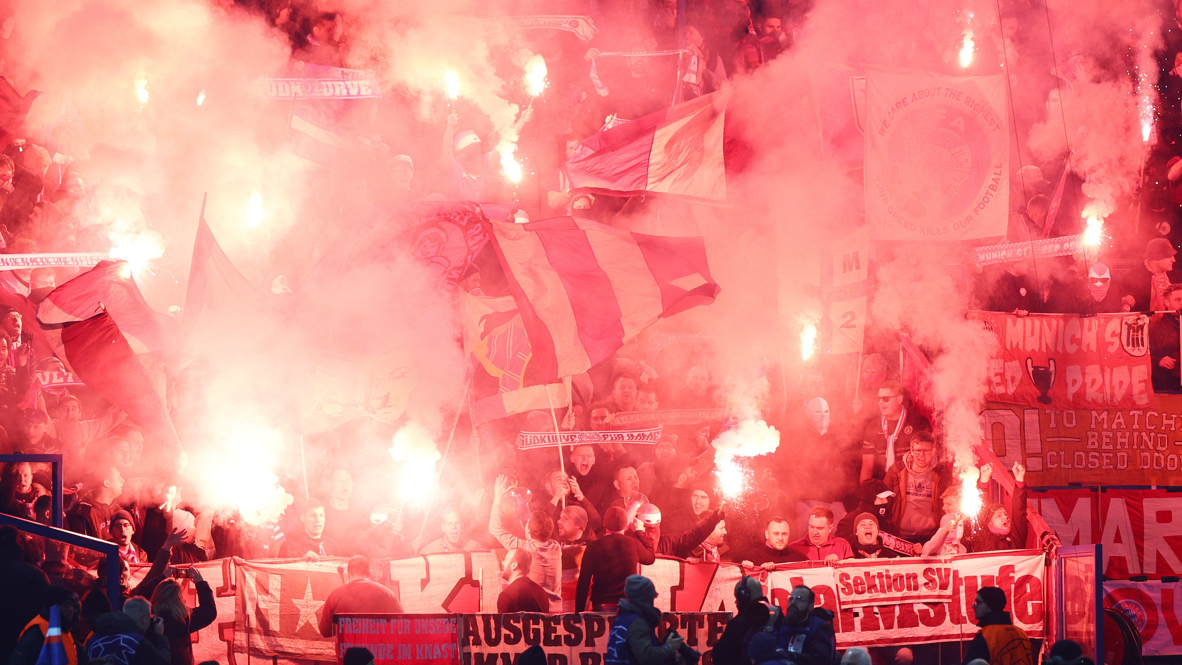 Festa da torcida do PSG na partida contra o Bayern (Crédito: Getty Images)