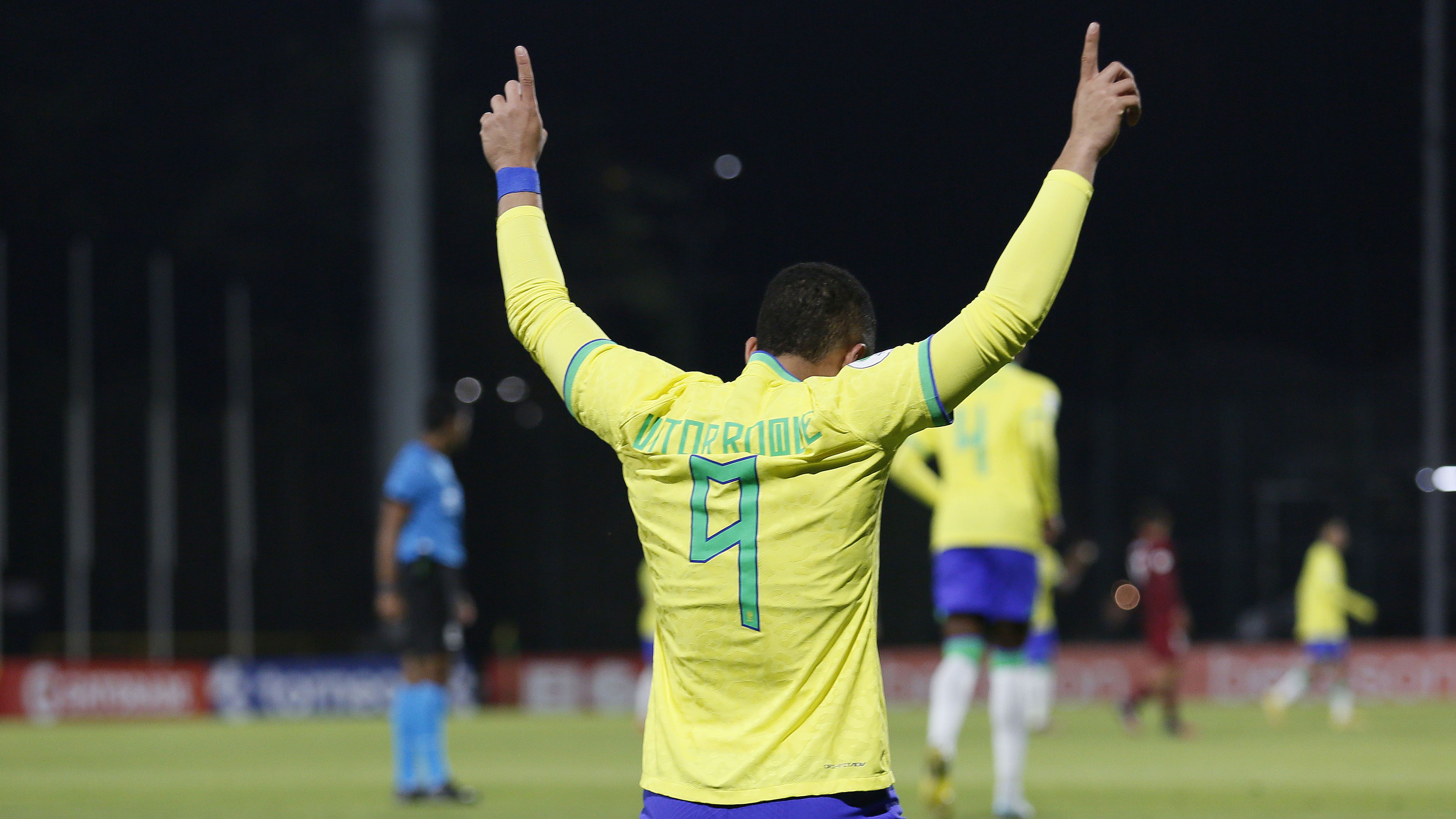 Vitor Roque comemorando gol pela Seleção Brasileira sub-20 (Crédito: Rafael Ribeiro / CBF)