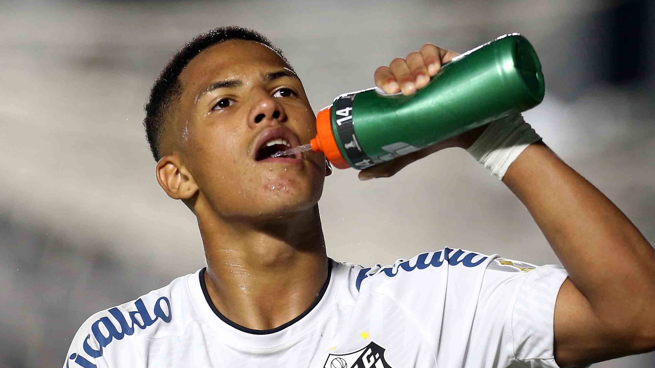 Ângelo disputando a Libertadores pelo Santos, em 2021 (Crédito: Getty Images)
