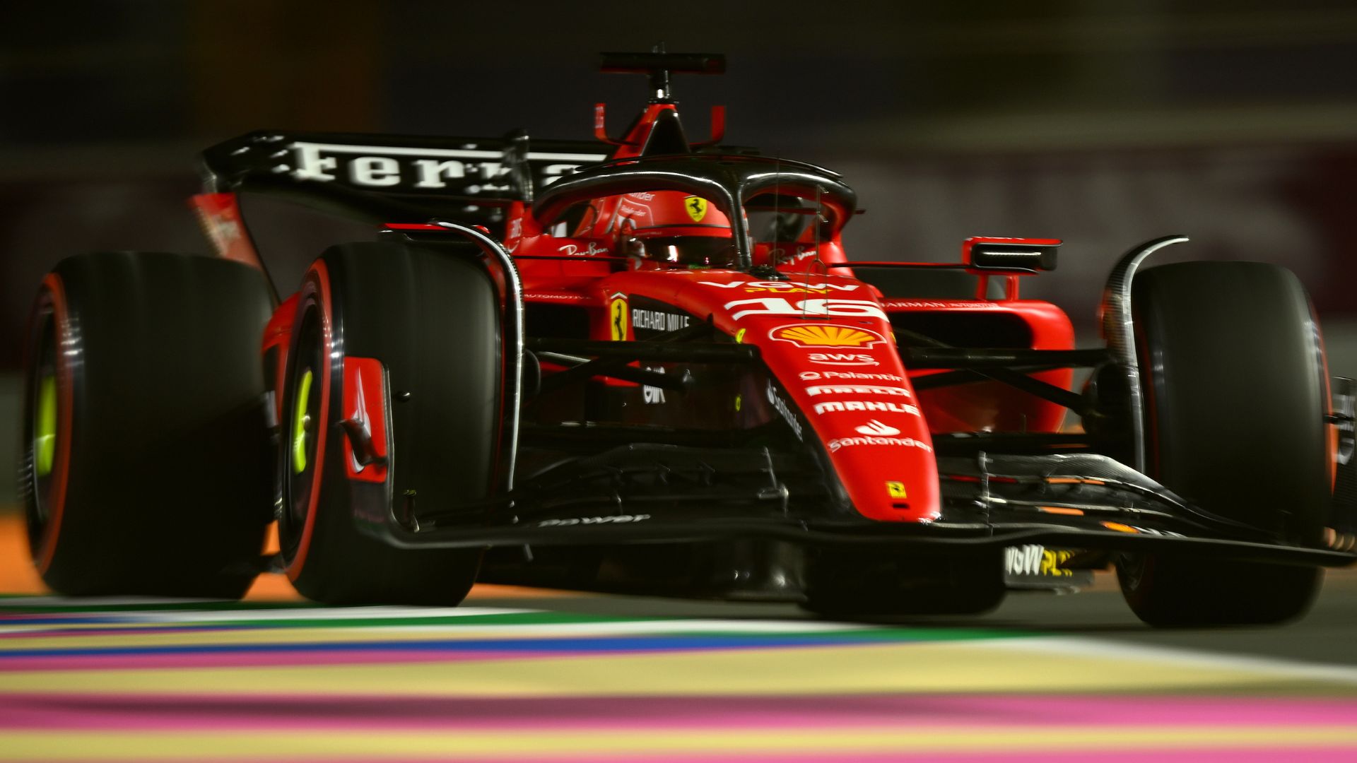 Charles Leclerc defendendo a Ferrari na F1