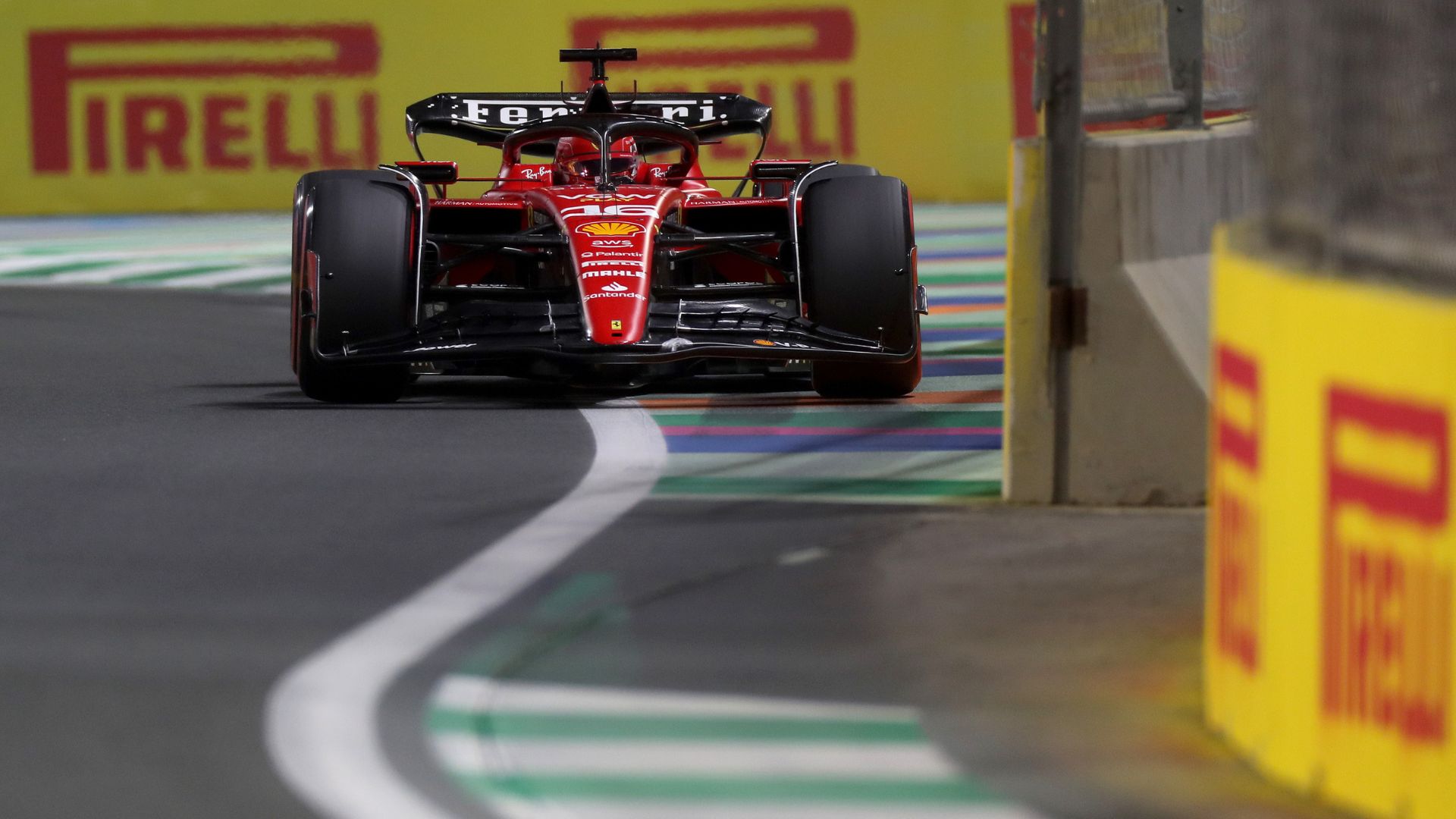 Charles Leclerc pilotando pela Ferrari na F1