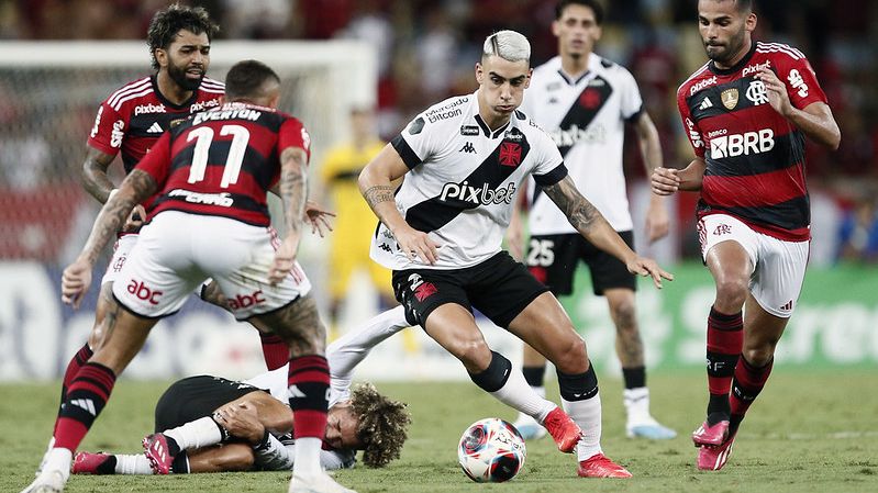 Flamengo e Vasco em campo pelo Campeonato Carioca