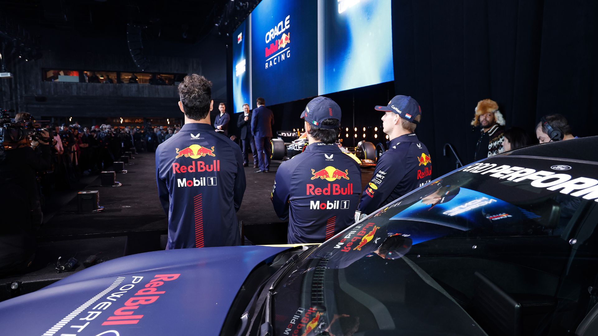 Pilotos da Red Bull Racing no lançamento do carro de 2023