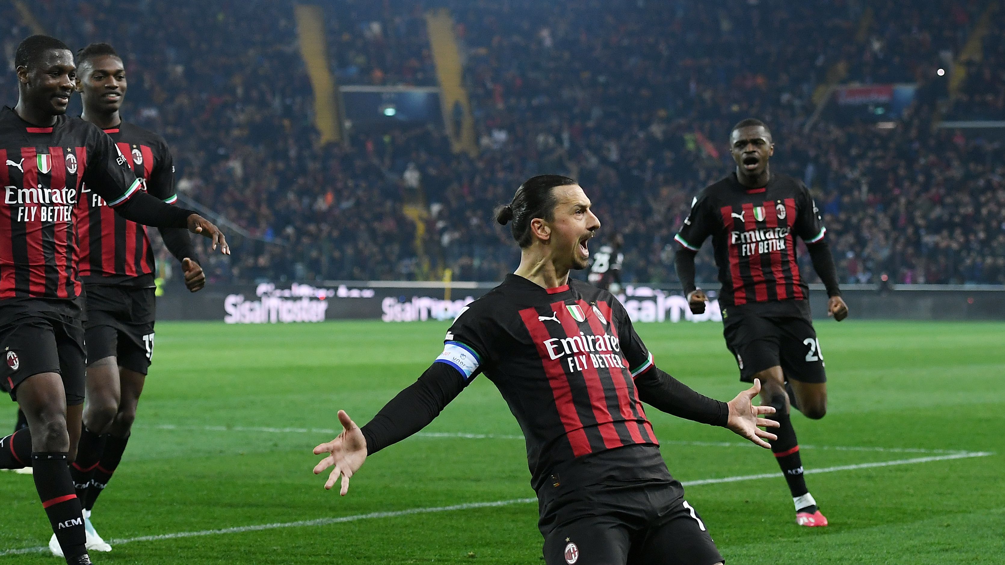 Ibrahimovic comemorando gol pelo Milan (Crédito: Getty Images)