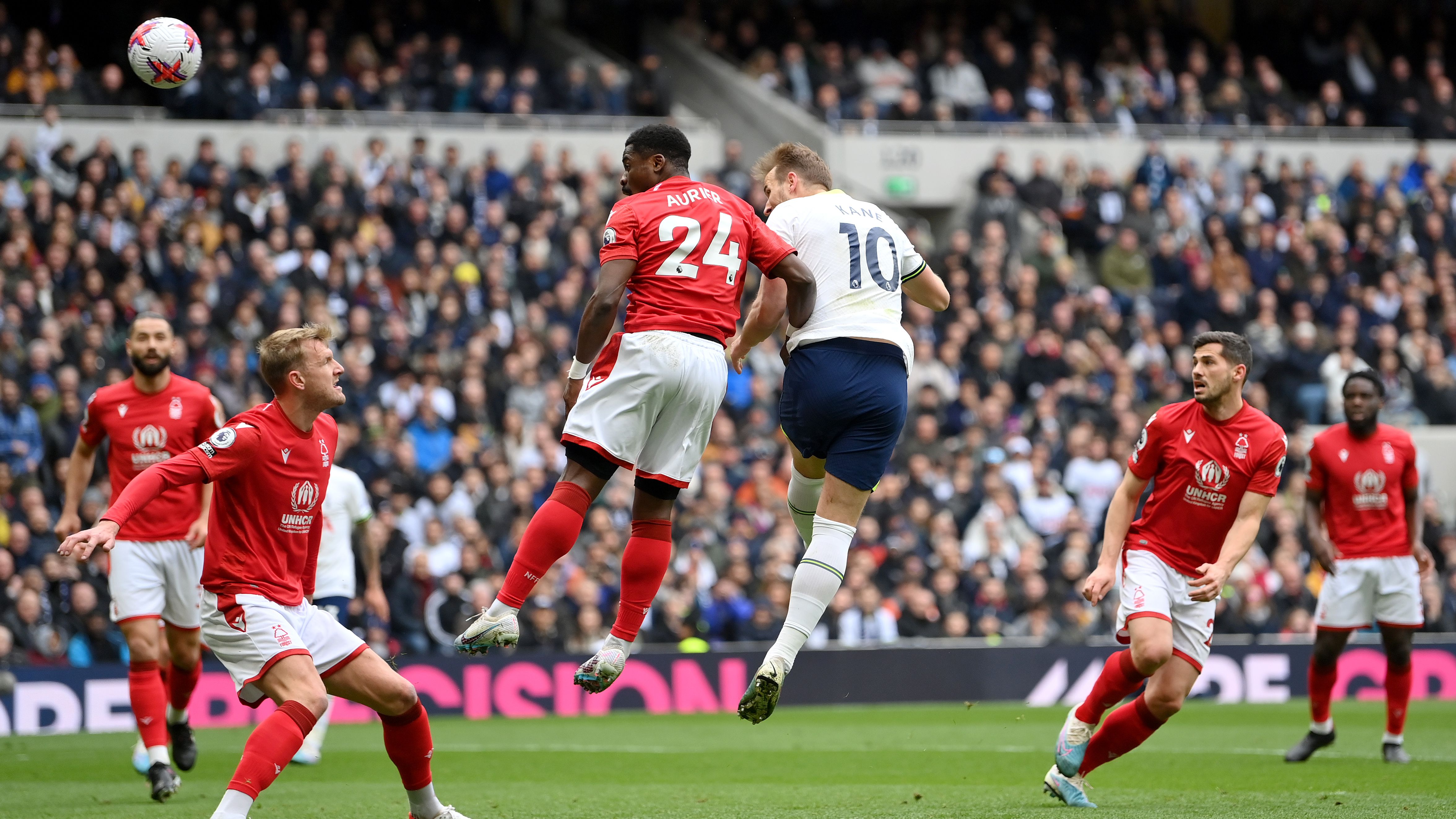 Kane marcando no último jogo do Tottenham