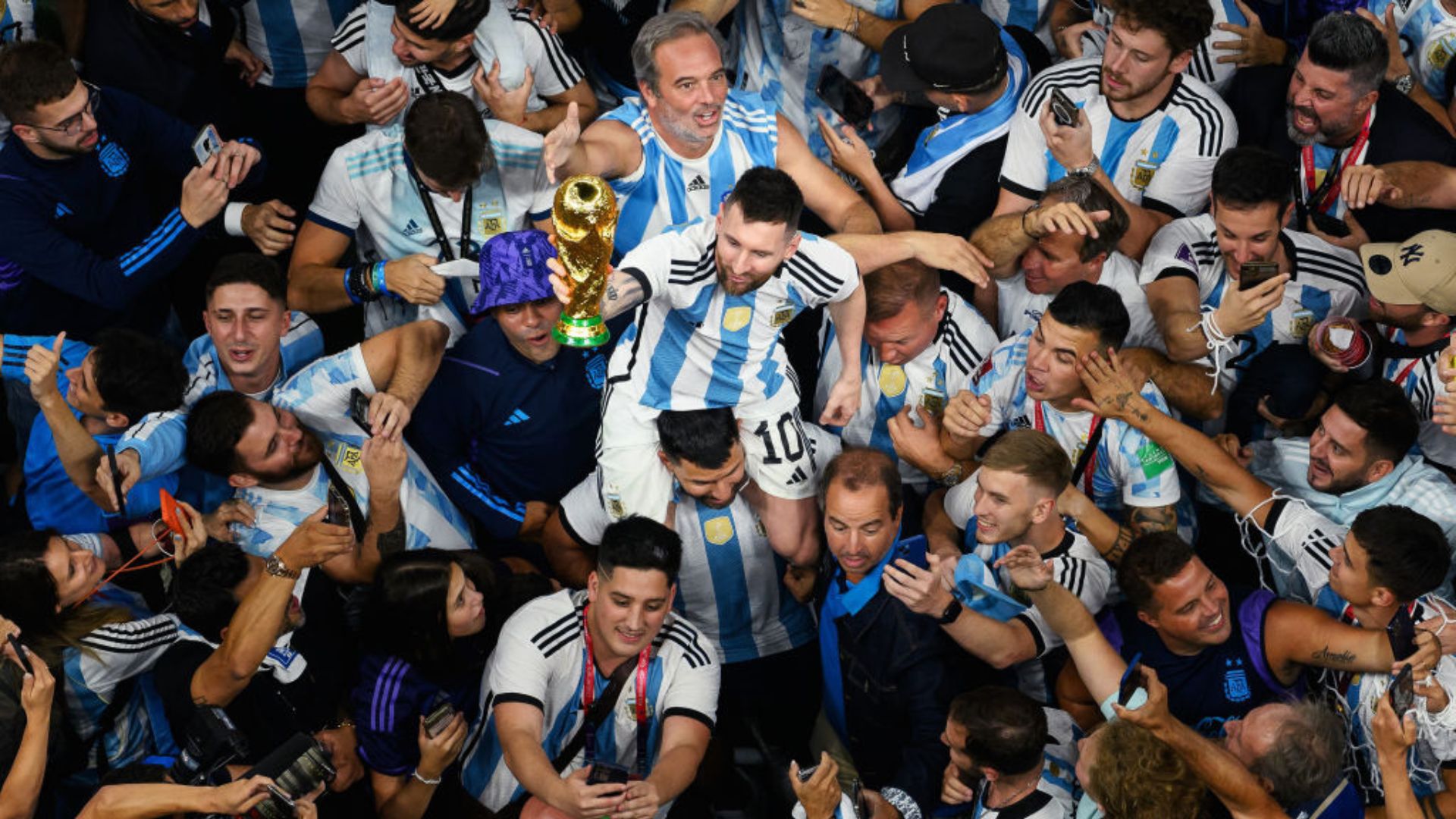 Messi sendo aclamado pelos argentinos