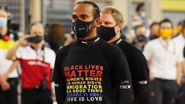 Lewis Hamilton em protesto antirracista na F1