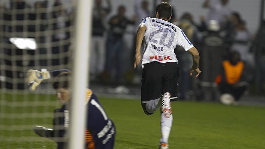 Danilo comemorando gol da classificação à final