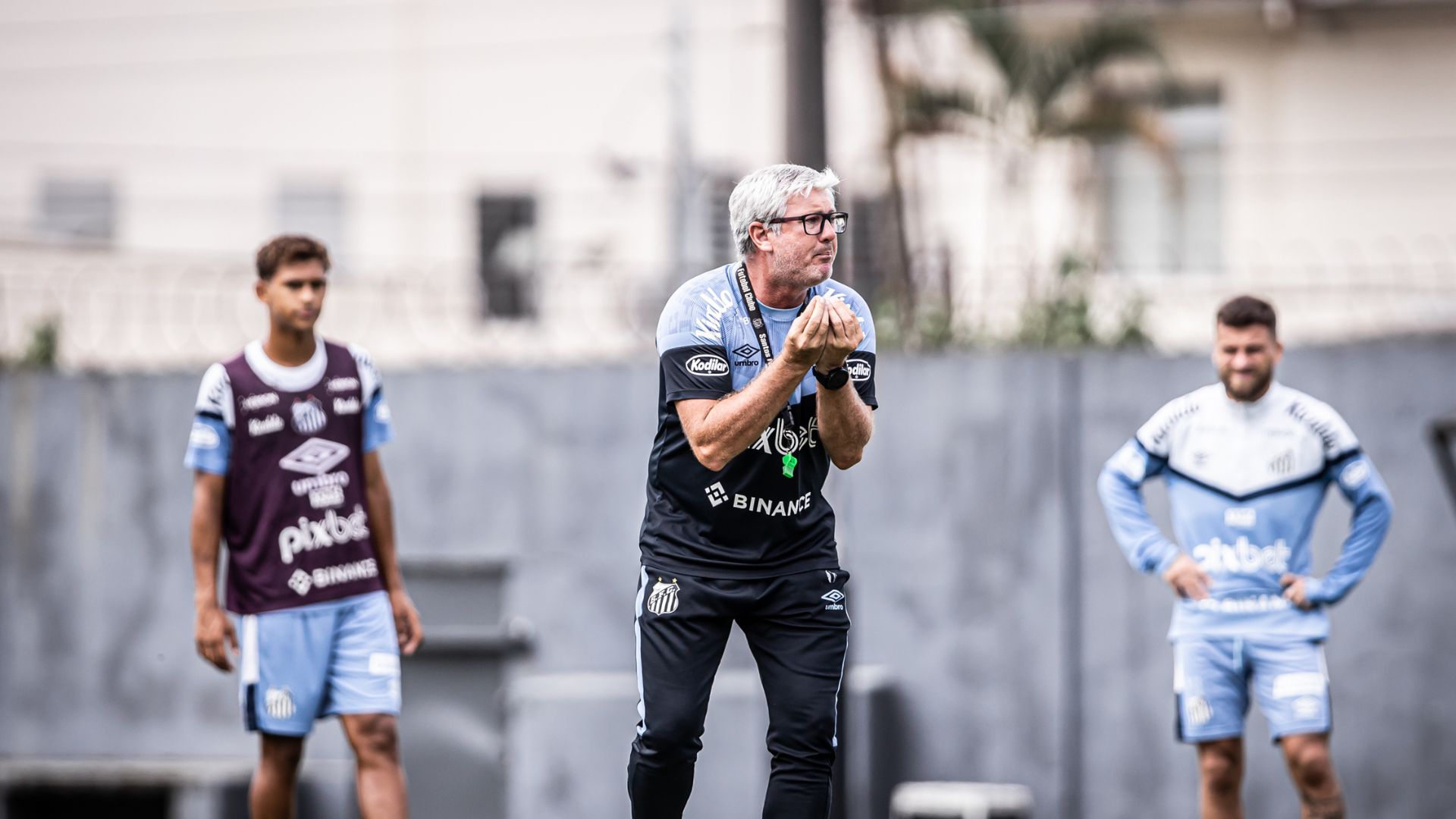 Odair Hellmann comandando o treino do Santos (Crédito: Raul Baretta / Santos FC)
