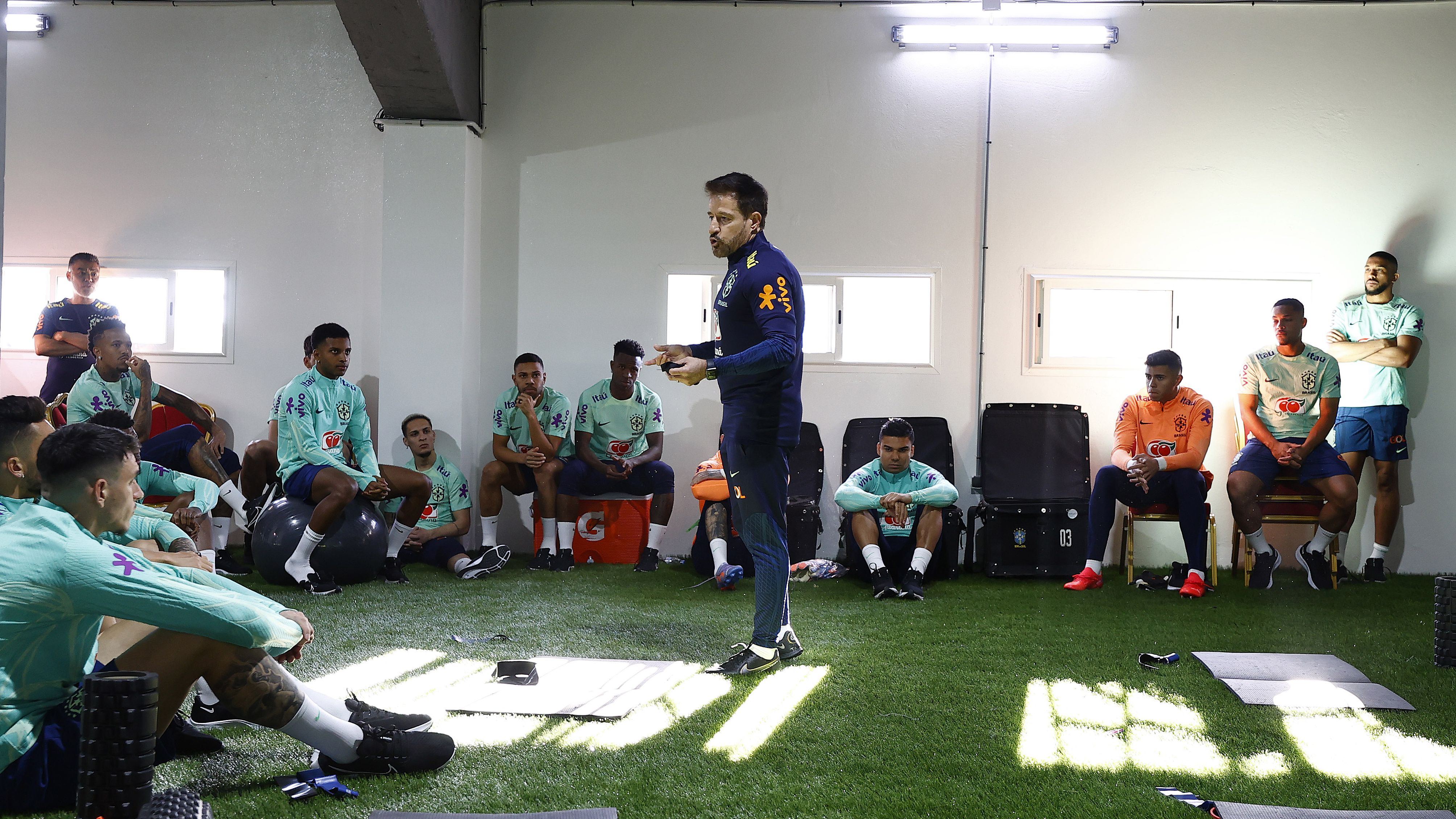 Ramon Menezes conversando com os jogadores da Seleção Brasileira (Crédito: Rafael Ribeiro / CBF)
