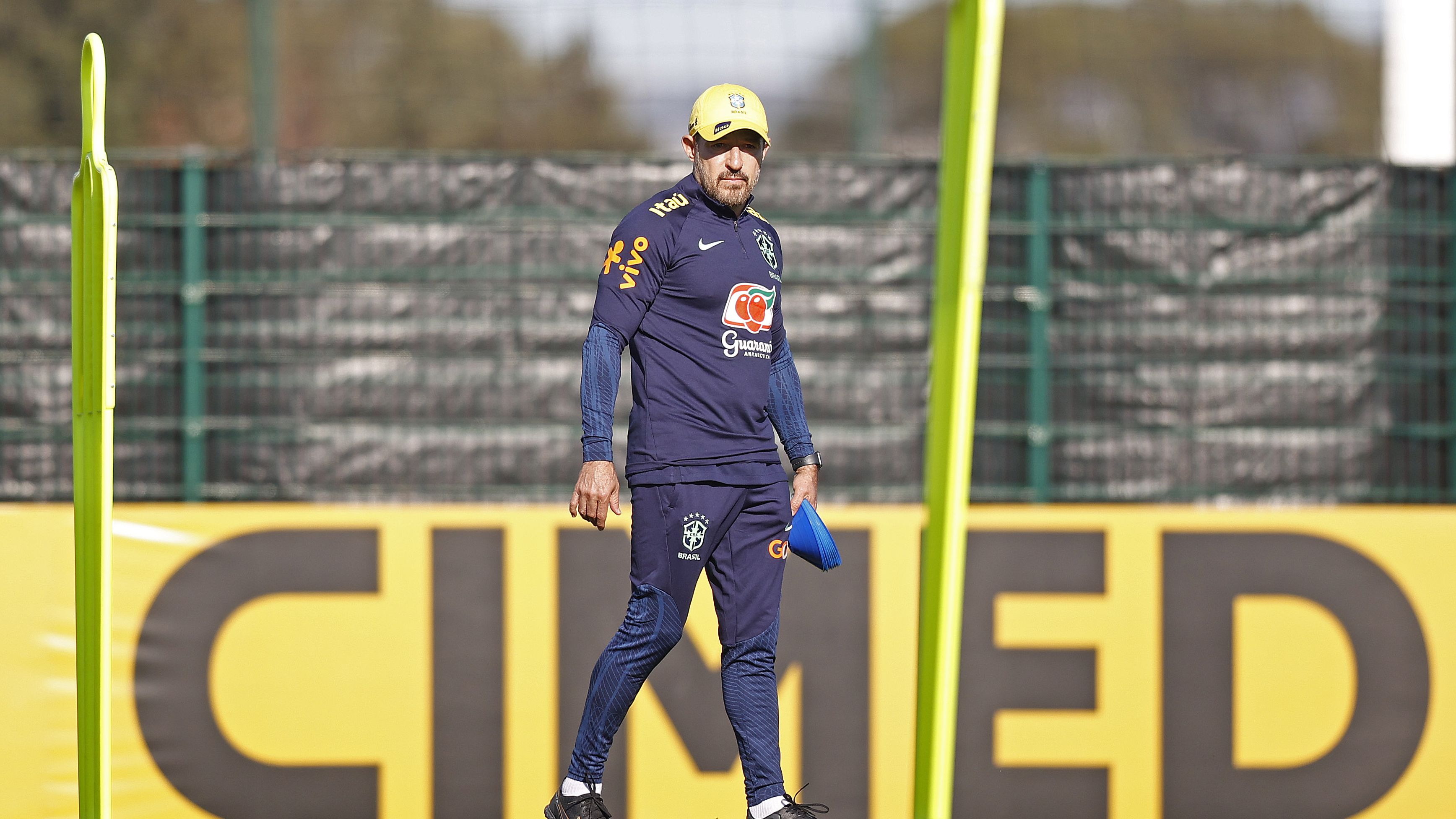 Ramon comandando treino da Seleção Brasileira (Crédito: Getty Images)