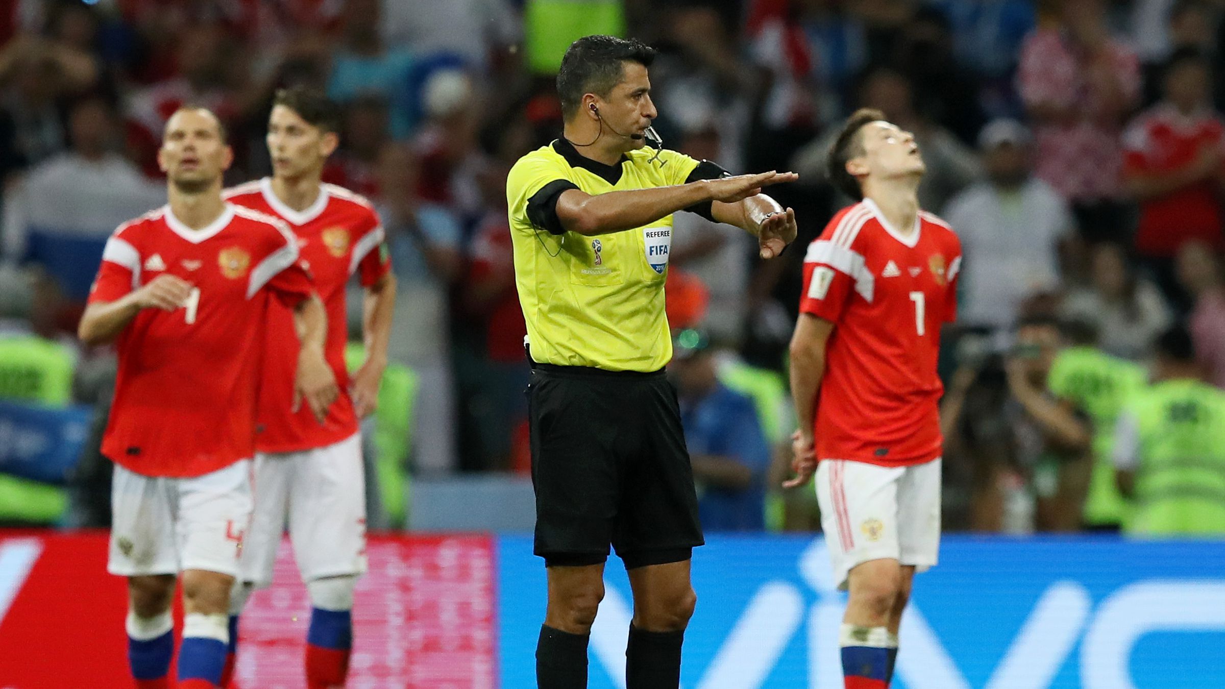 Sandro Meira Ricci apitando a partida entre Rússia e Croácia, pelas quartas de finais da Copa do Mundo de 2018 (Crédito: Getty Images)