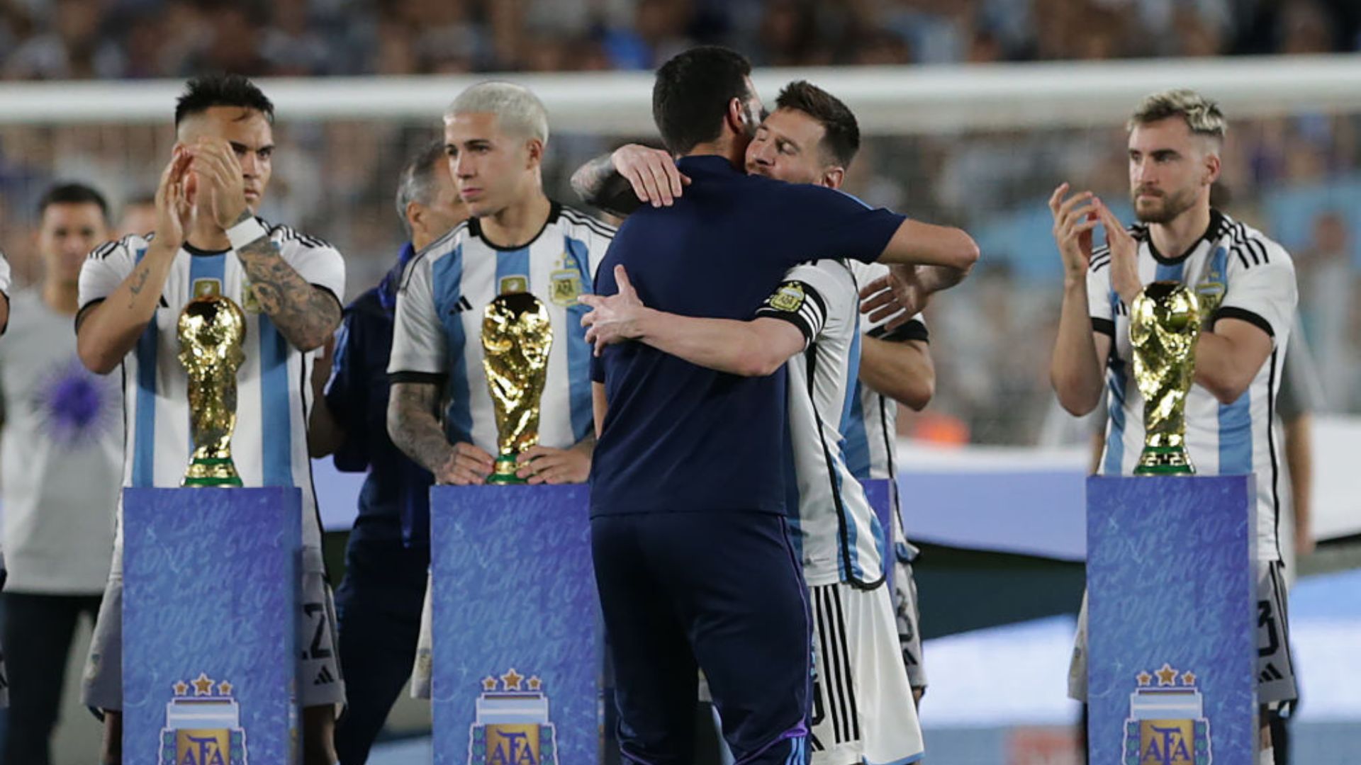 Scaloni abraçado com Messi