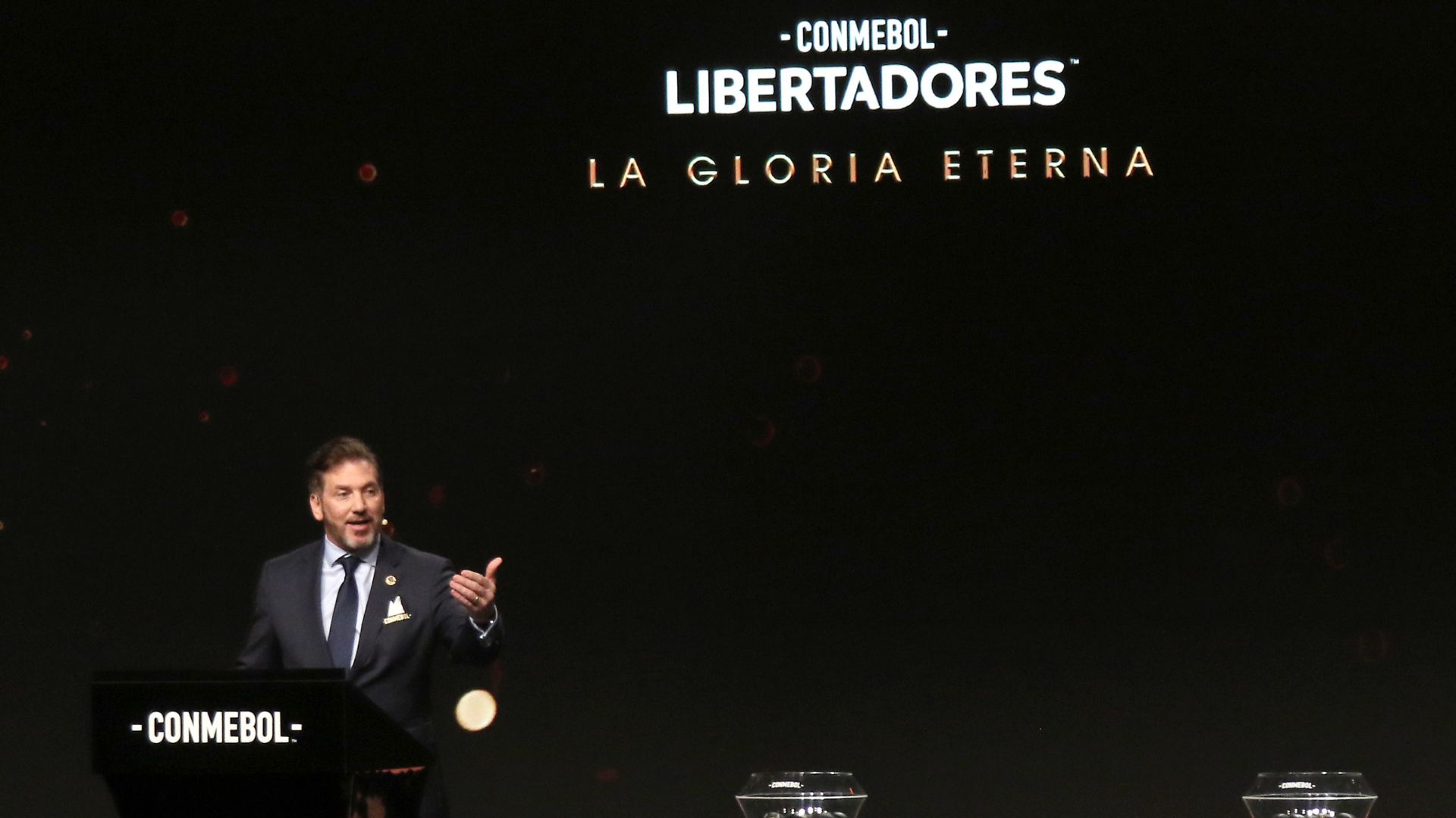 Alejandro Domínguez no sorteio da fase de grupos da Libertadores (Crédito: Getty Images)