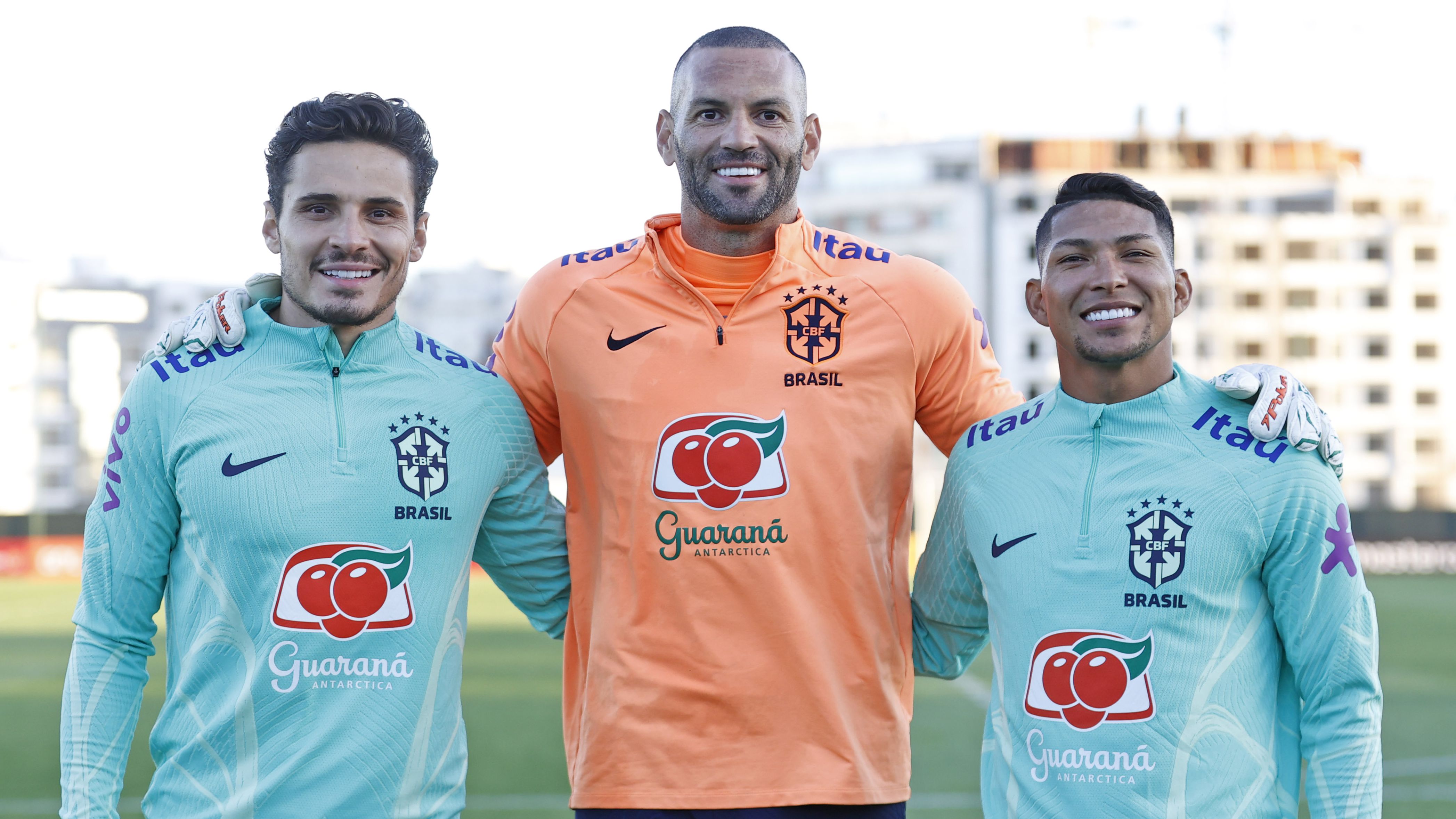 Raphael Veiga ao lado de Weverton e Rony, companheiros de Palmeiras (Crédito: Rafael Ribeiro / CBF)