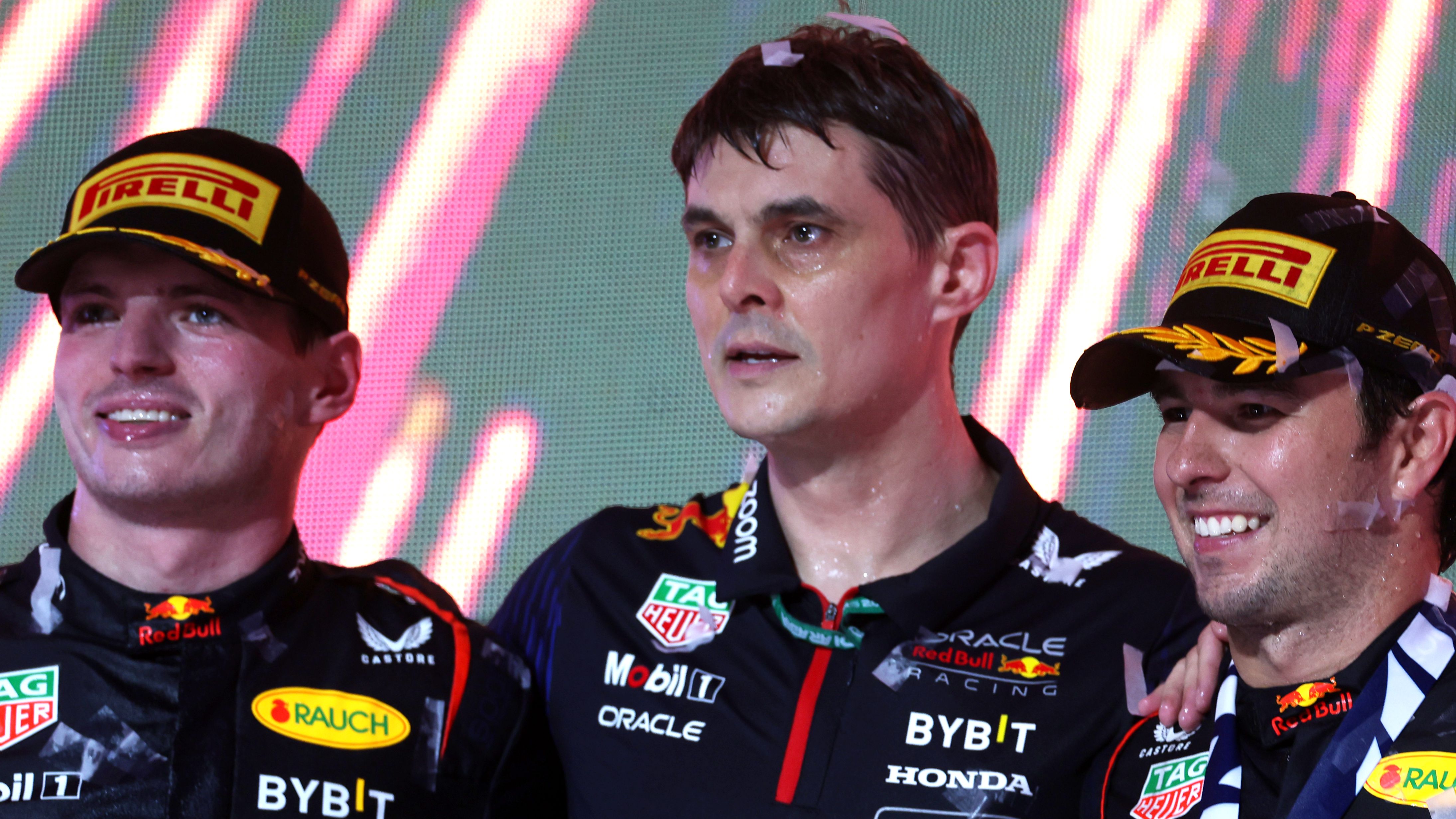 Verstappen no pódio junto com Sérgio Pérez (Crédito: Getty Images)