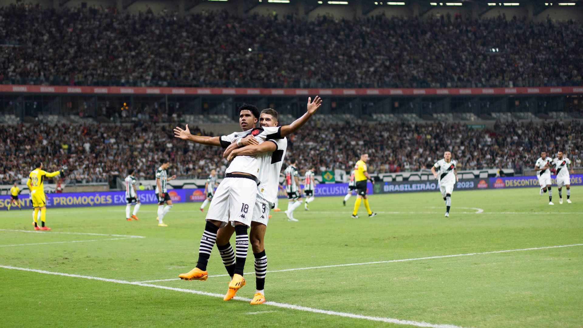 Andrey e Pedro Raul comemoram o gol do Vasco
